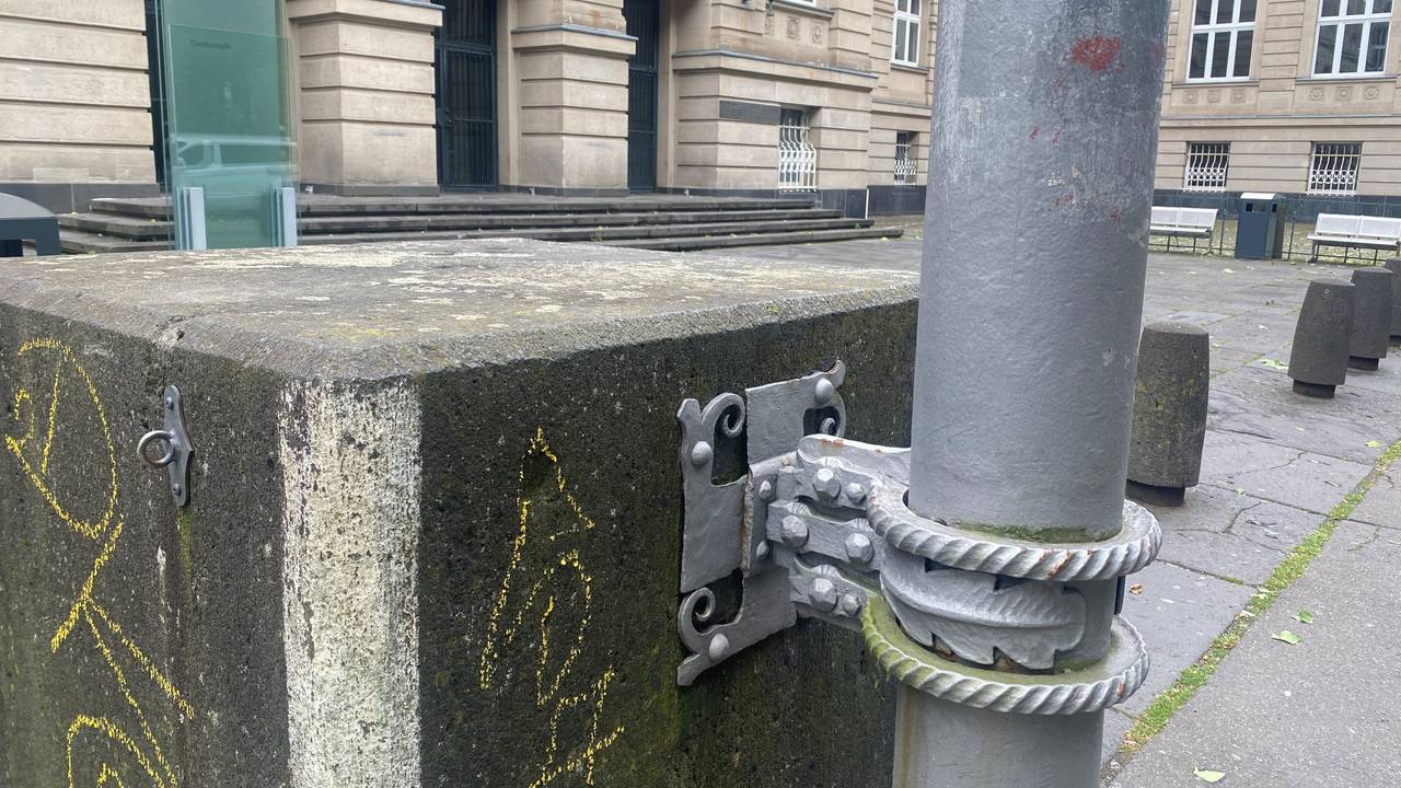 Fahnenmast-Befestigung an der TH Köln