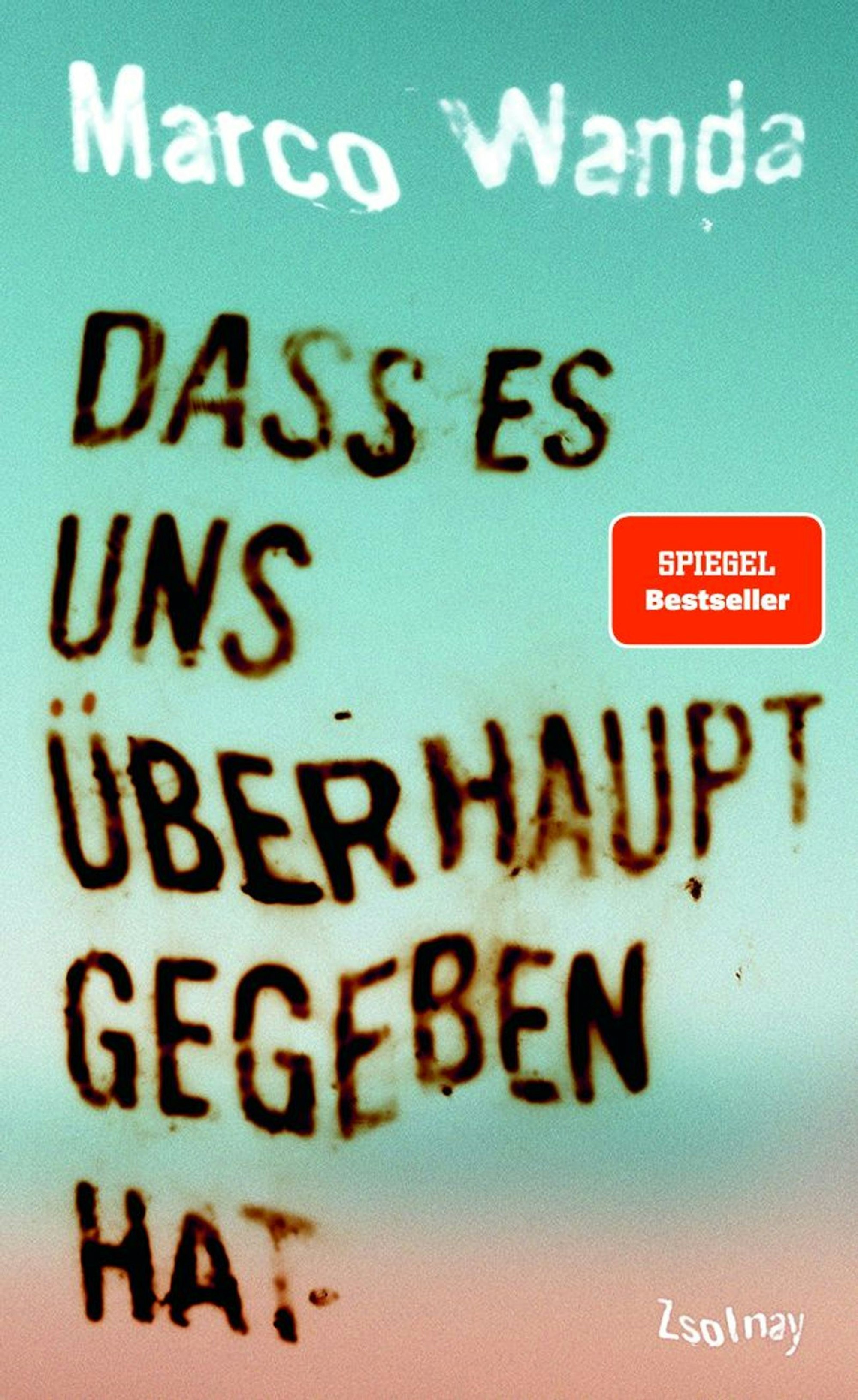 Mit „Dass es uns überhaupt gegeben hat“ legt Marco Wanda ein schonungslos ehrliches Debüt vor - über Kunst als Überlebensinstinkt, über Liebe, Verlust und den Mut, das Leben zu fühlen, selbst wenn es schmerzt. Ein Buch, das mitten ins Herz zielt. (Bild: Zsolnay)