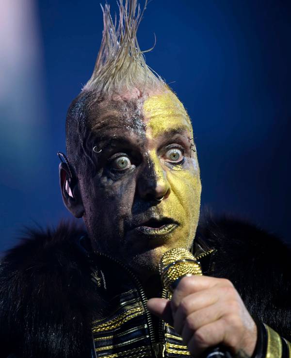 Sänger Till Lindemann, Frontmann der Band Rammstein, singt auf der Bühne.