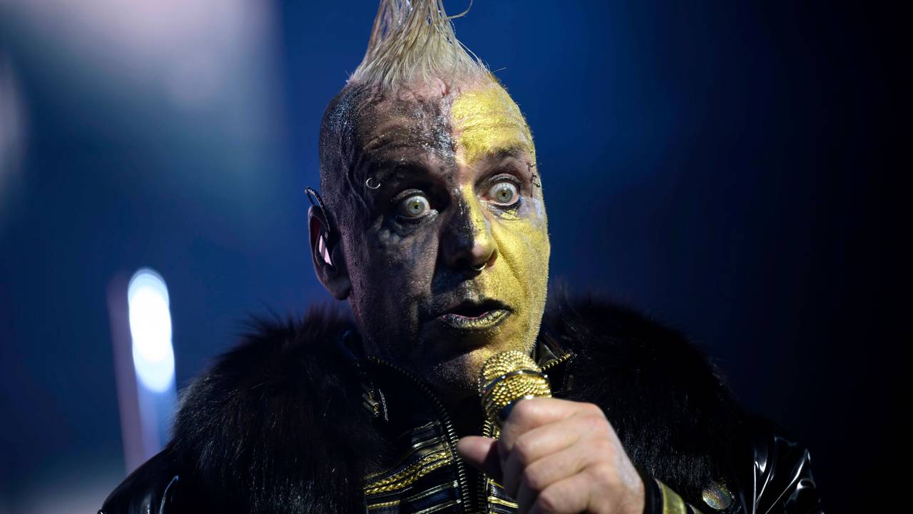 Sänger Till Lindemann, Frontmann der Band Rammstein, singt auf der Bühne.