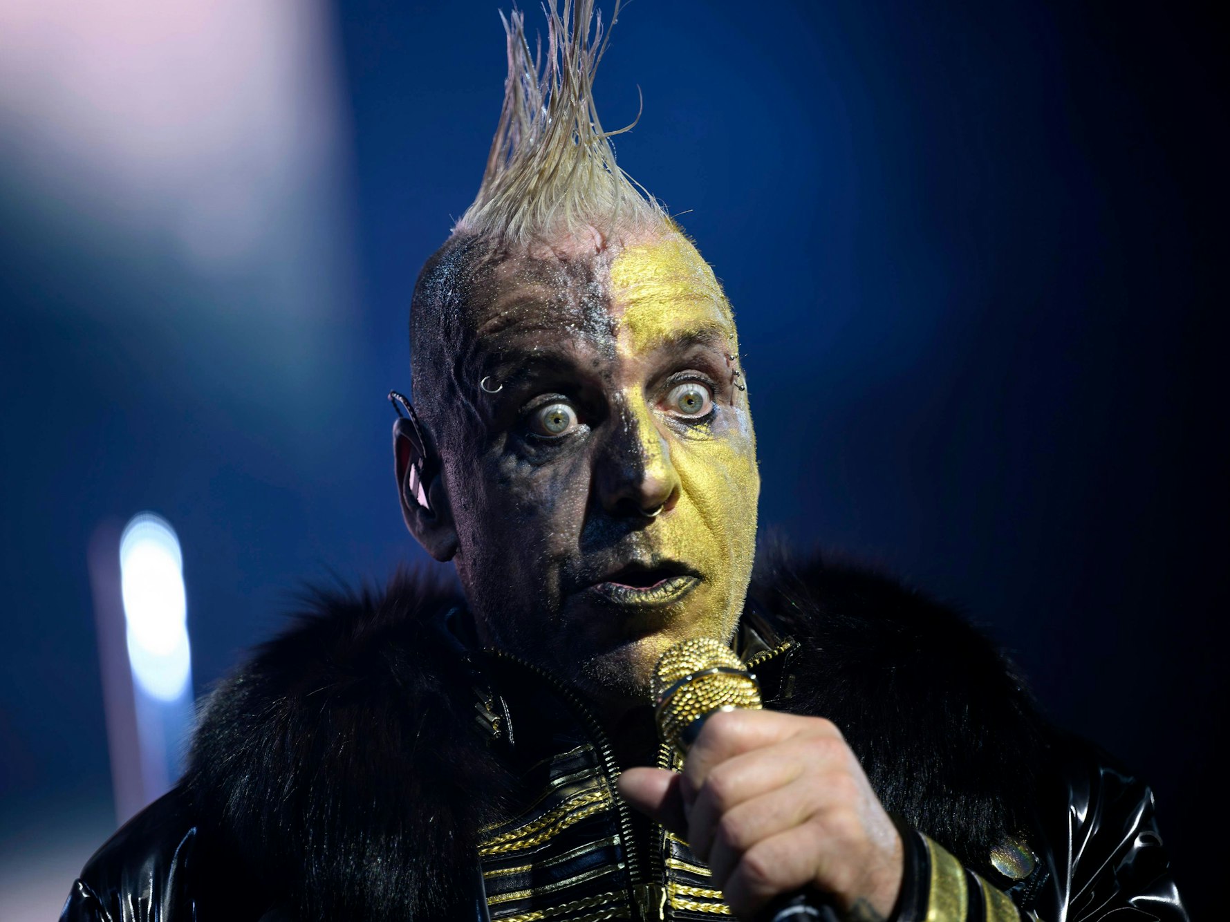 Sänger Till Lindemann, Frontmann der Band Rammstein, singt auf der Bühne.