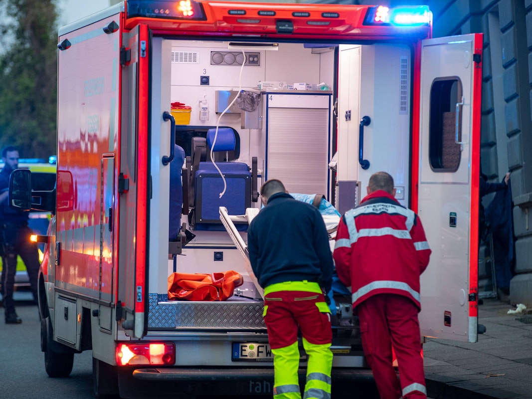 Ein Patient wird in einen Rettungswagen geschoben.