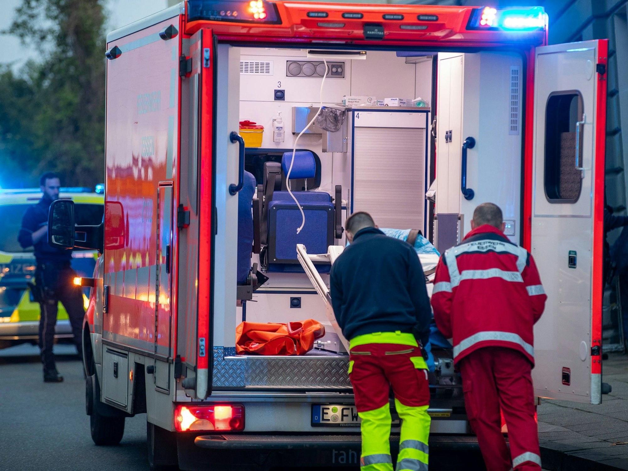 Ein Patient wird in einen Rettungswagen geschoben.