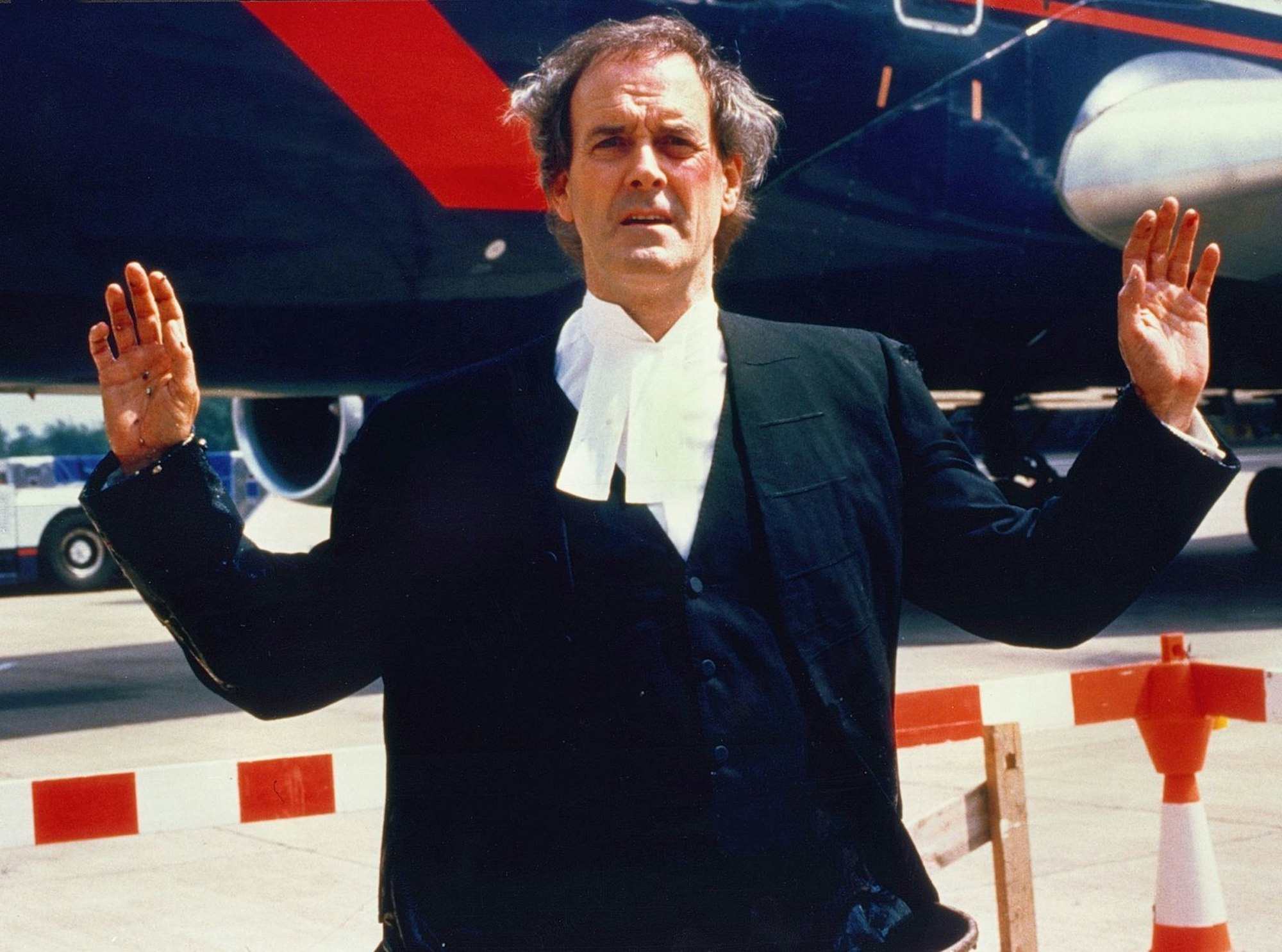 John Cleese erfand und spielte die Hauptrolle in der Kultcomedy „Fawlty Towers“ und gab in der Erfolgskomödie „Ein Fisch namens Wanda“ (Bild) den Anwalt Archie. (Bild: NDR / WDR / Degeto)