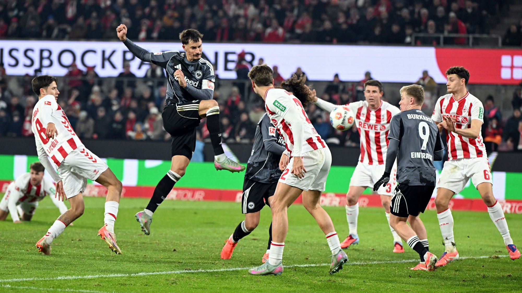 Robin Koch in Aktion beim Spiel von Eintracht Frankfurt beim 1. FC Köln.