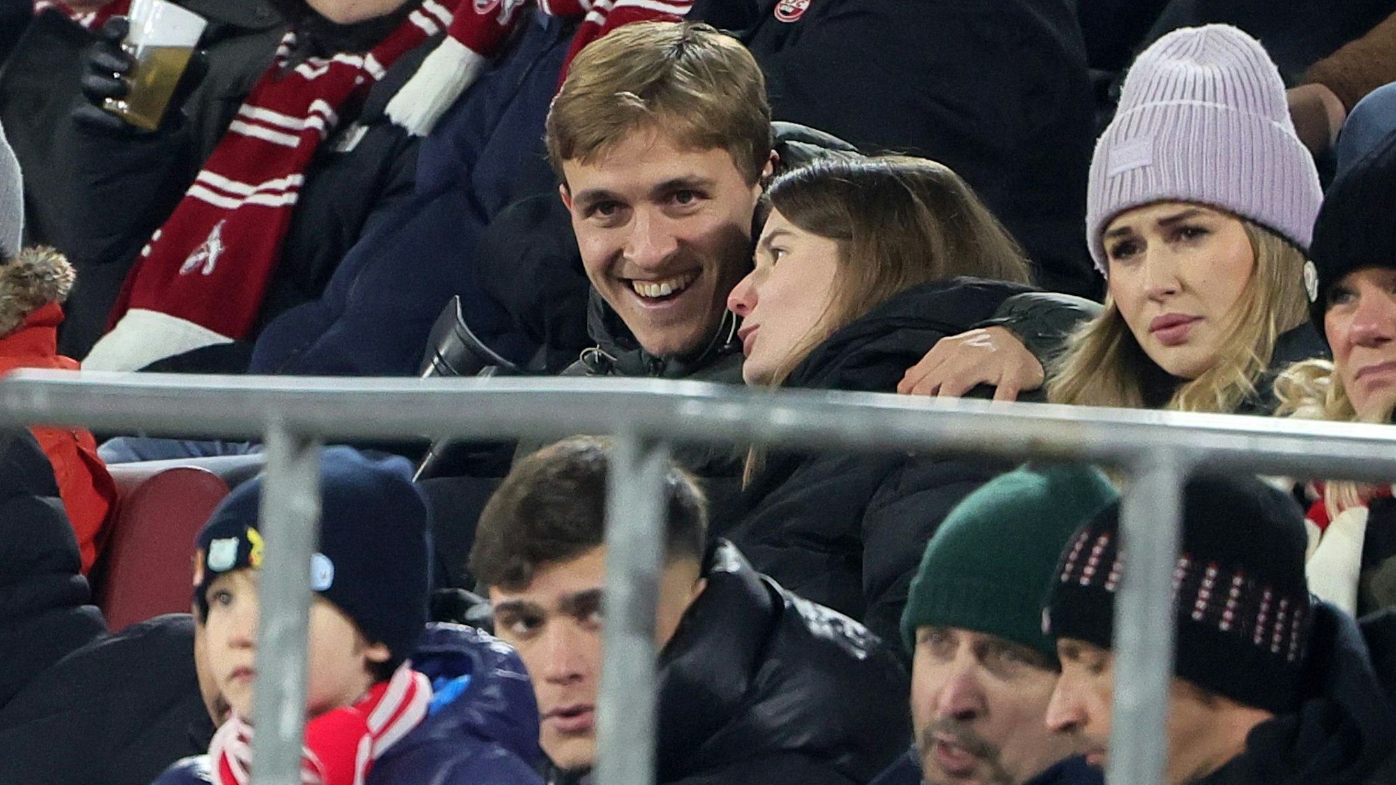 Timo Hübers beim FC-Spiel mit Freundin Carla.