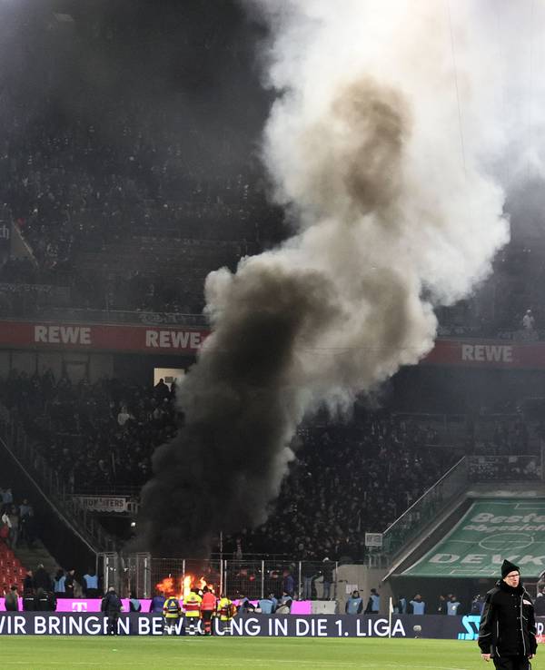 Ein Blick in den Gästeblock von Eintracht Frankfurt im Spiel beim 1. FC Köln.