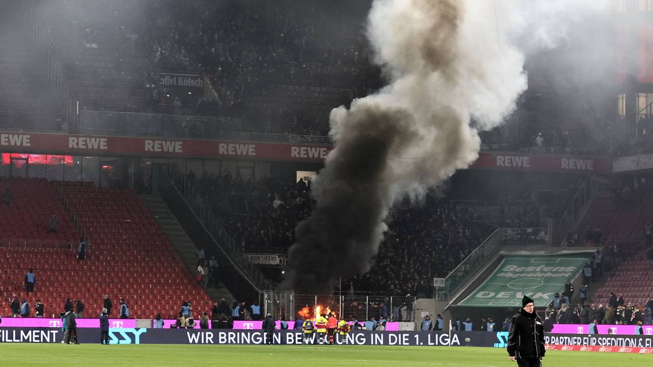 Ein Blick in den Gästeblock von Eintracht Frankfurt im Spiel beim 1. FC Köln.