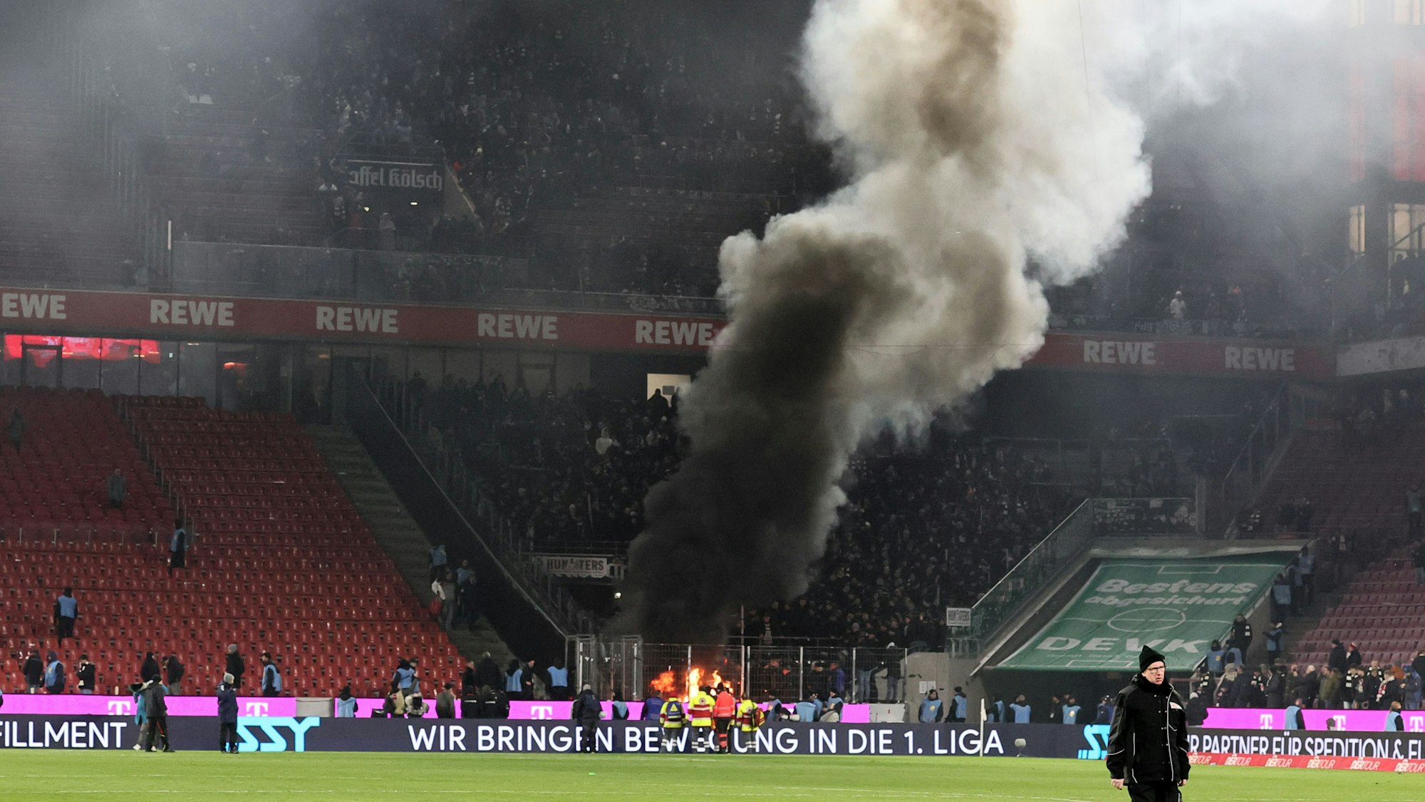 Eine Rauchsäule im Gästeblock von Eintracht Frankfurt in Köln.