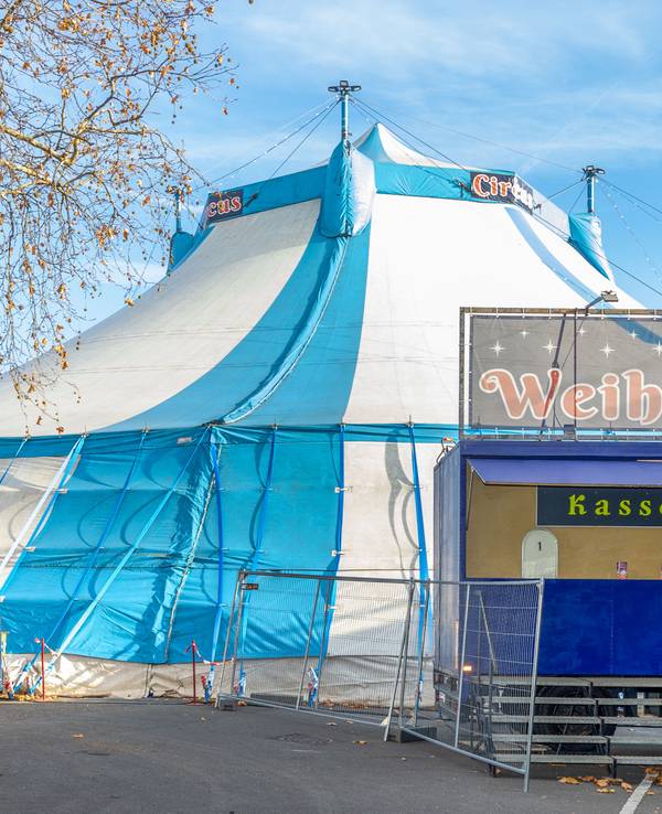 Blick auf das Zelt des Kölner Weihnachtscircus.