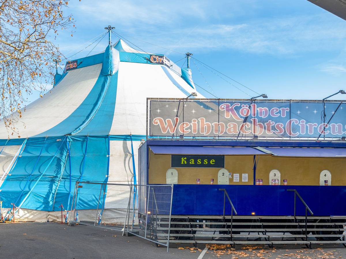 Blick auf das Zelt des Kölner Weihnachtscircus.