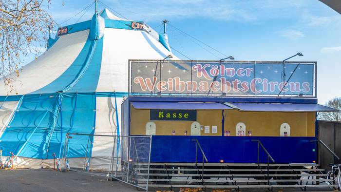 Blick auf das Zelt des Kölner Weihnachtscircus.