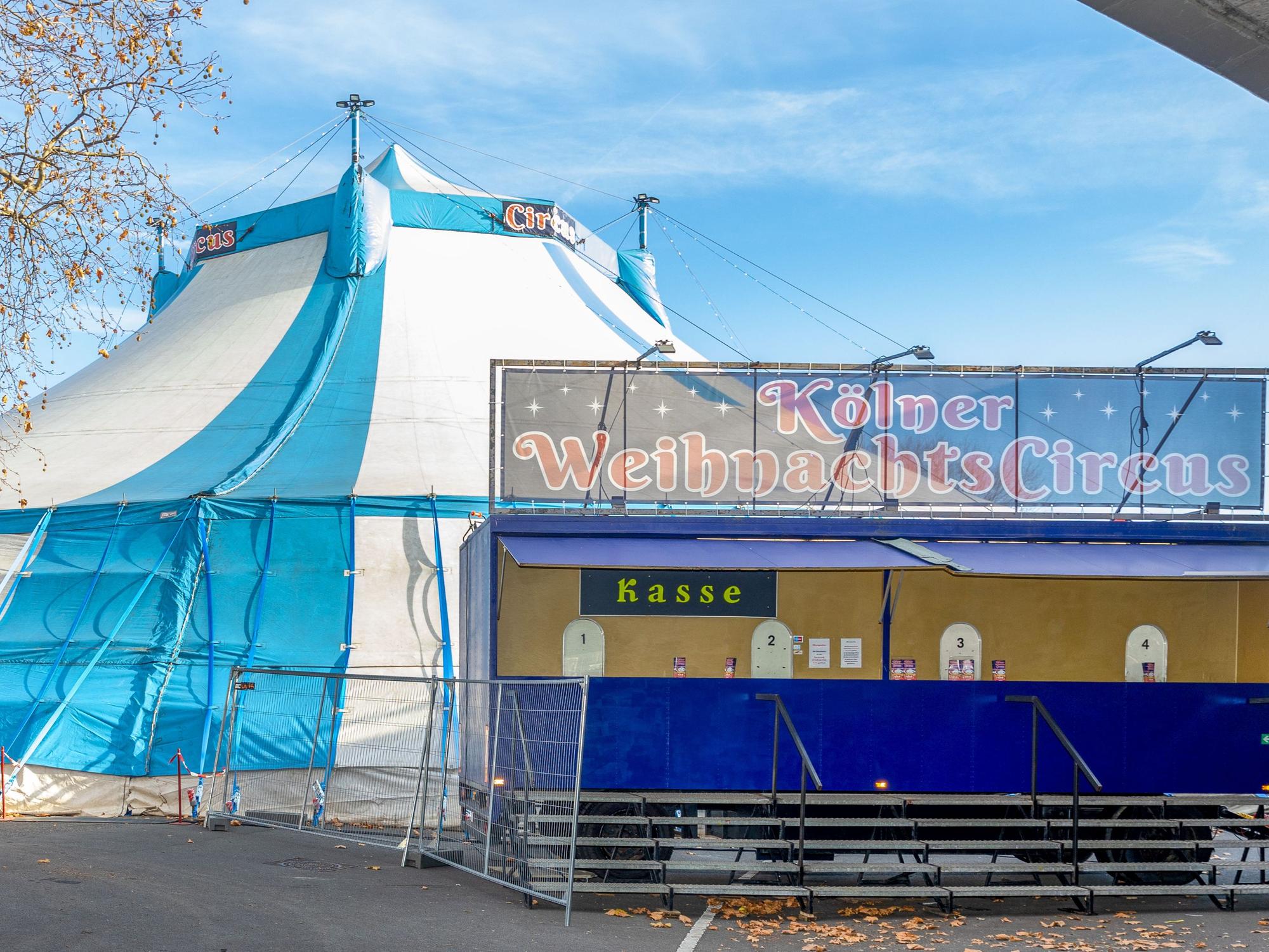 Blick auf das Zelt des Kölner Weihnachtscircus.
