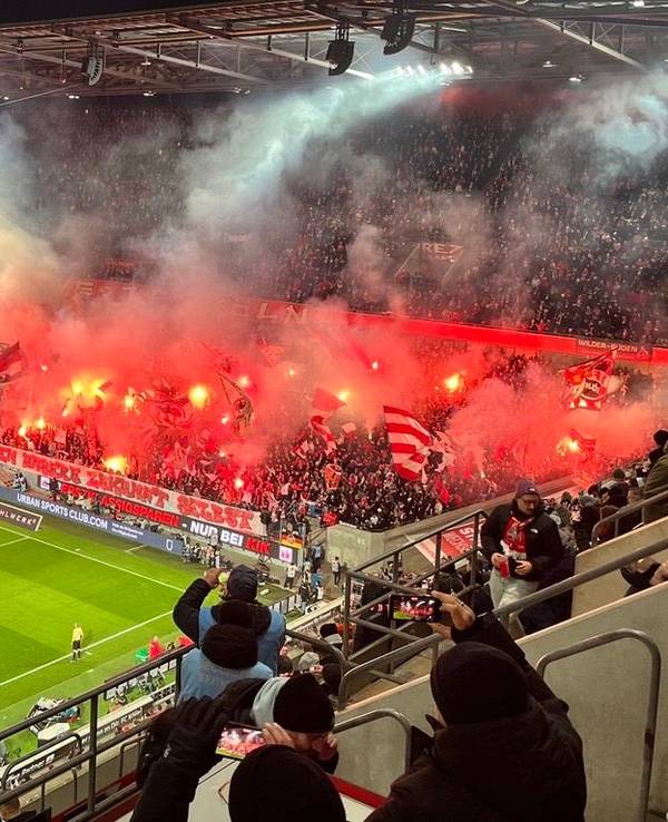 Protest der FC-Fans beim Spiel gegen Eintracht Frankfurt im Rhein-Energie-Stadion.