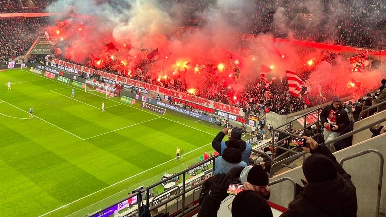 Protest der FC-Fans beim Spiel gegen Eintracht Frankfurt im Rhein-Energie-Stadion.