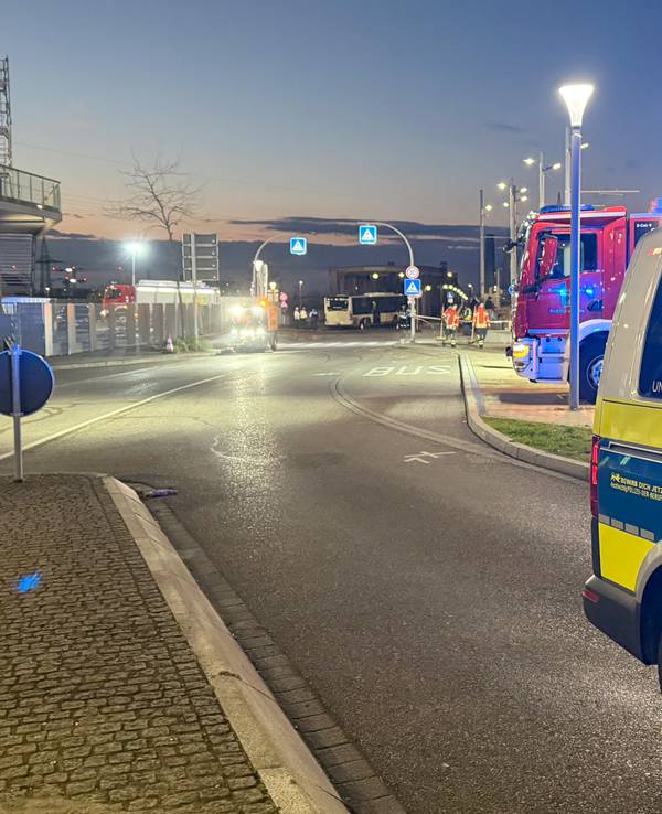 Polizei und Feuerwehr an einem Unfallort (Symbolfoto)