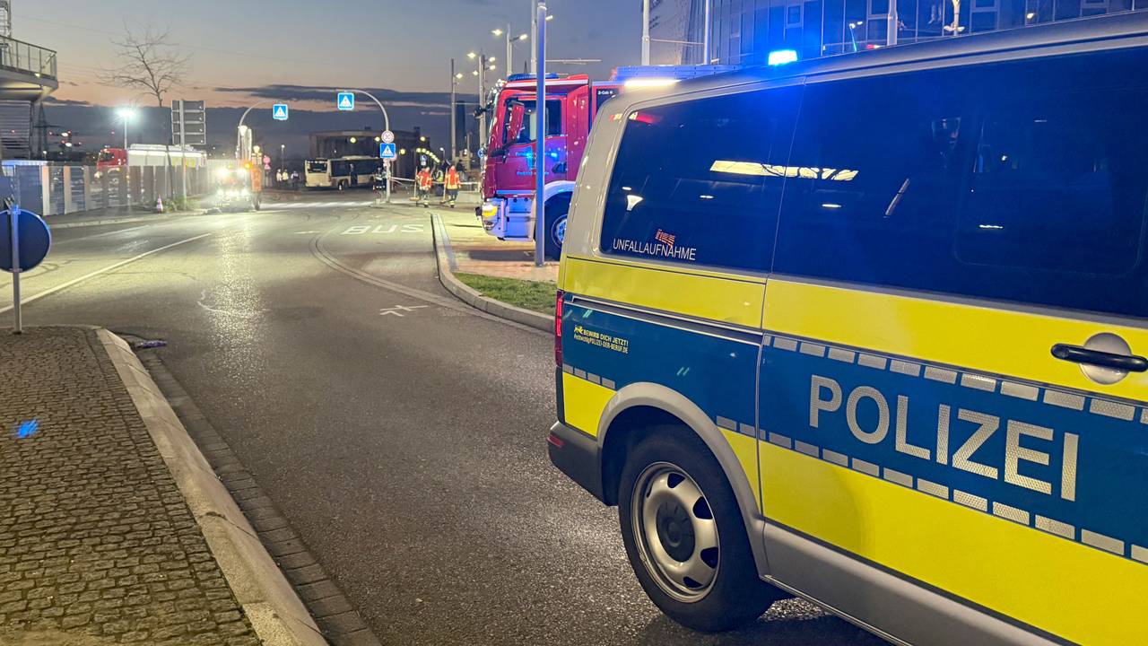 Polizei und Feuerwehr an einem Unfallort (Symbolfoto)