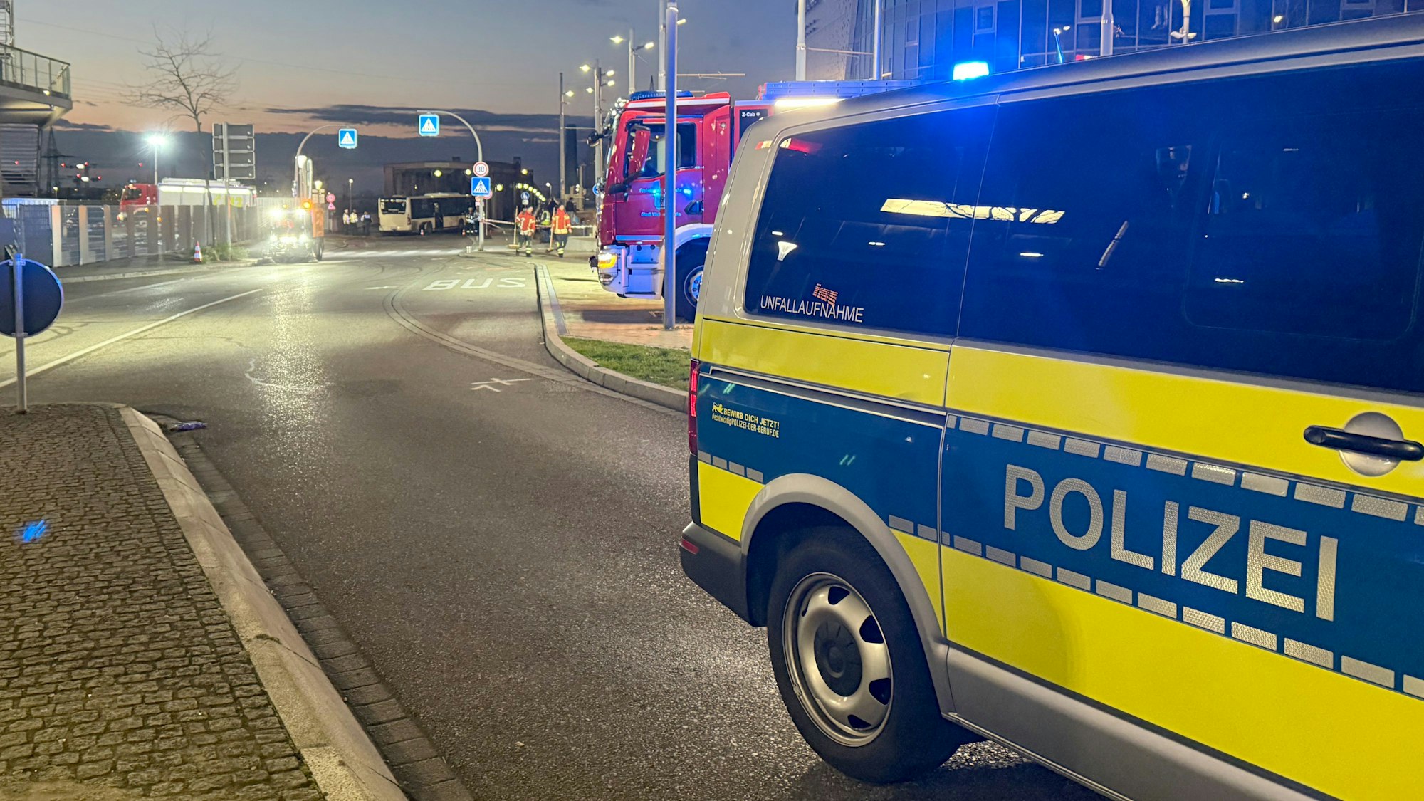 Polizei und Feuerwehr an einem Unfallort (Symbolfoto)