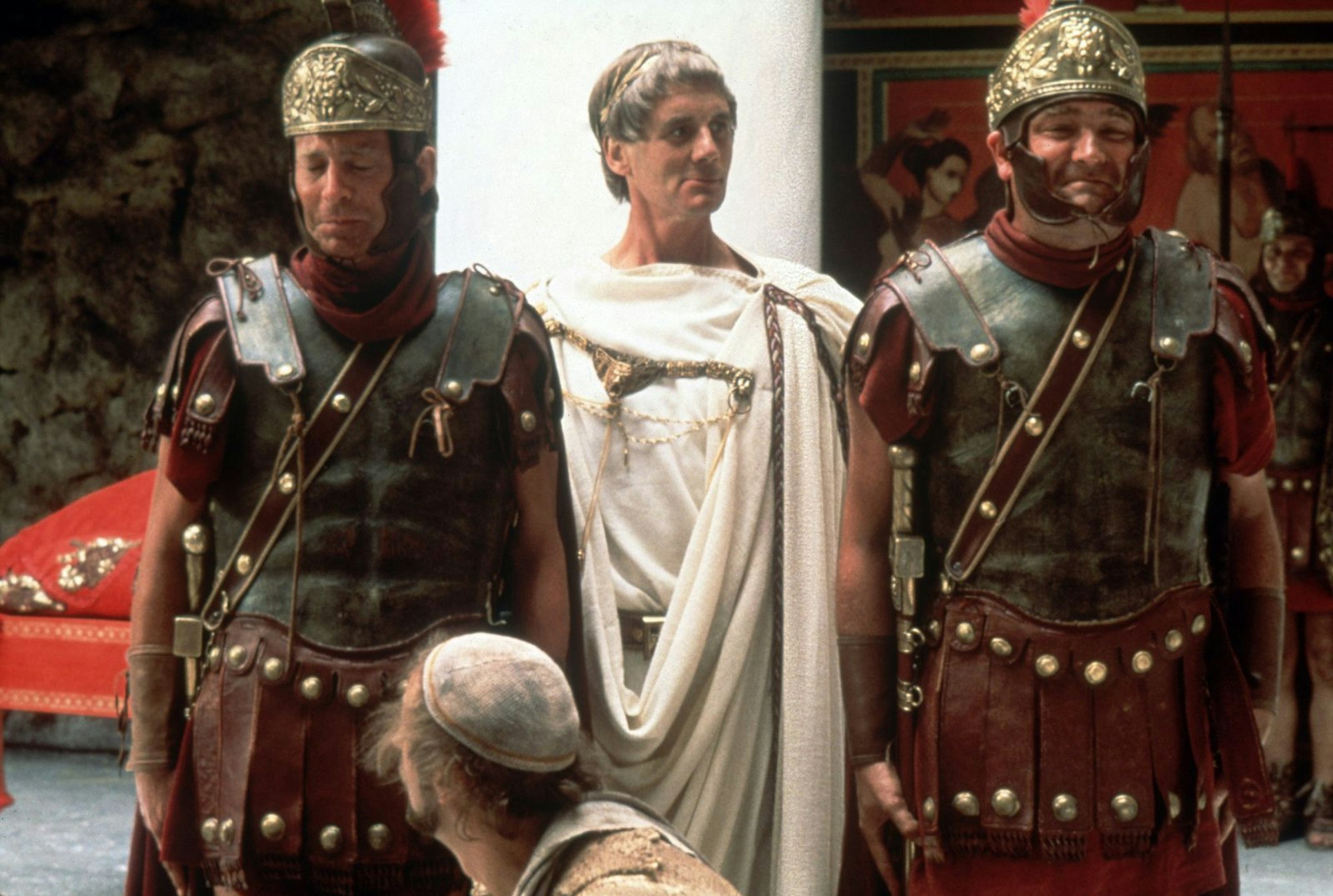 Zusammen mit seinem Oxford-Studienkollegen Terry Jones schrieb Michael Palin unzählige „Flying Circus“-Sketche. Unvergessen bleibt er auch als stotternder Pontius Pilatus in „Das Leben des Brian“ (Bild, Mitte). (Bild: Sony Pictures Home Entertainment)