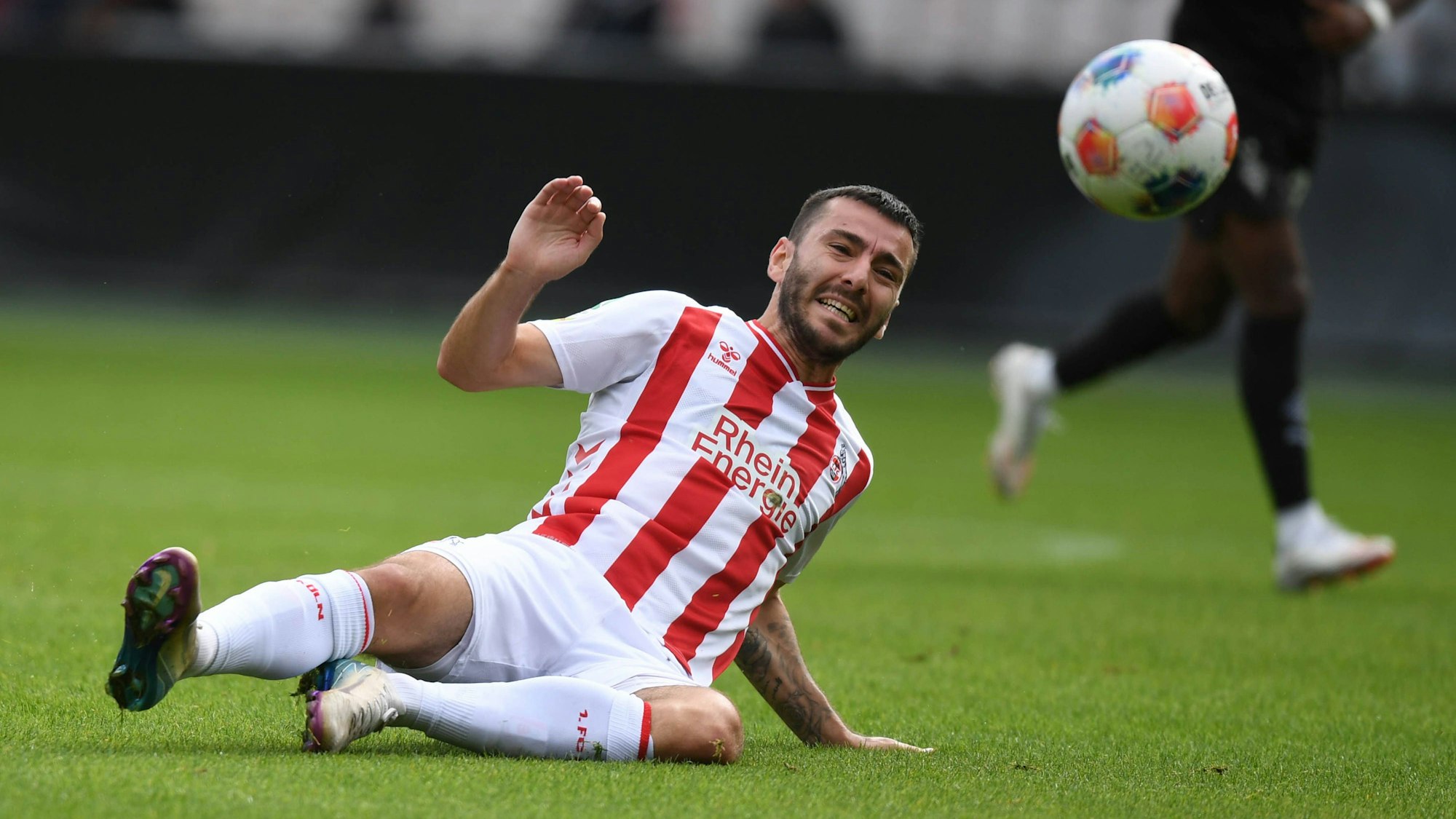 Sargis Adamyan grätscht zu spät Richtung Ball.