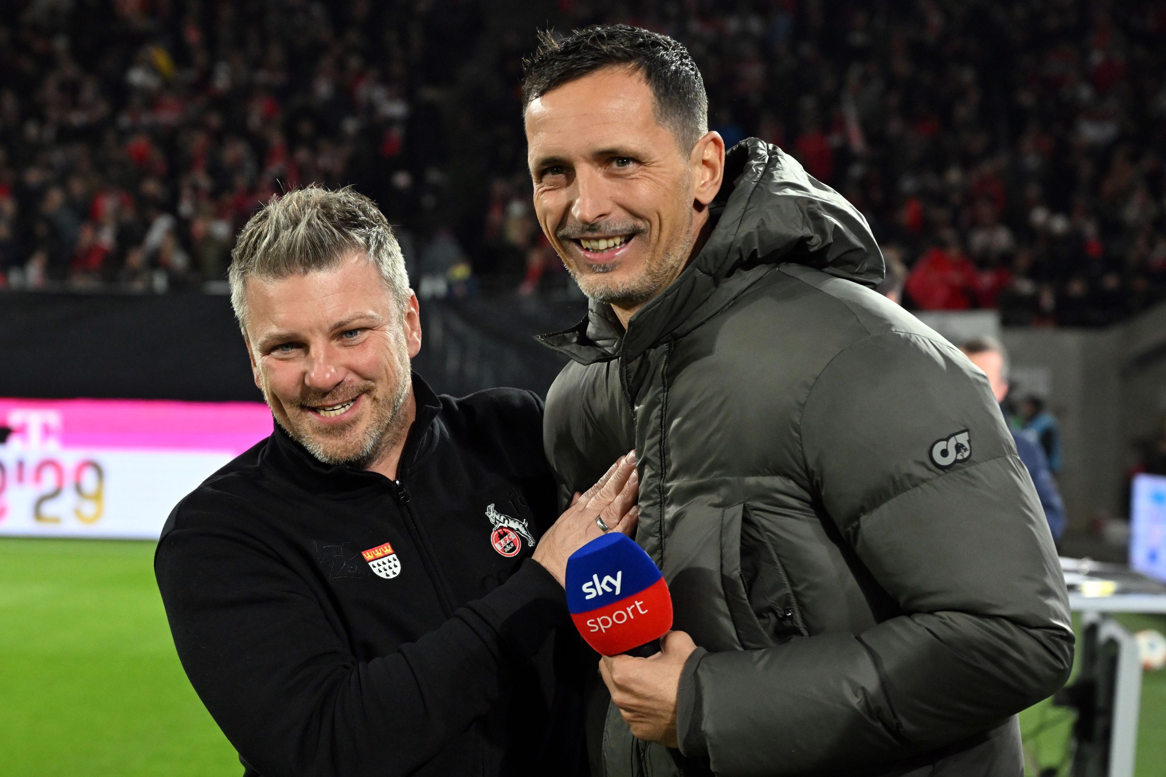 Lukas Kwasniok und Dino Toppmöller umarmen sich.