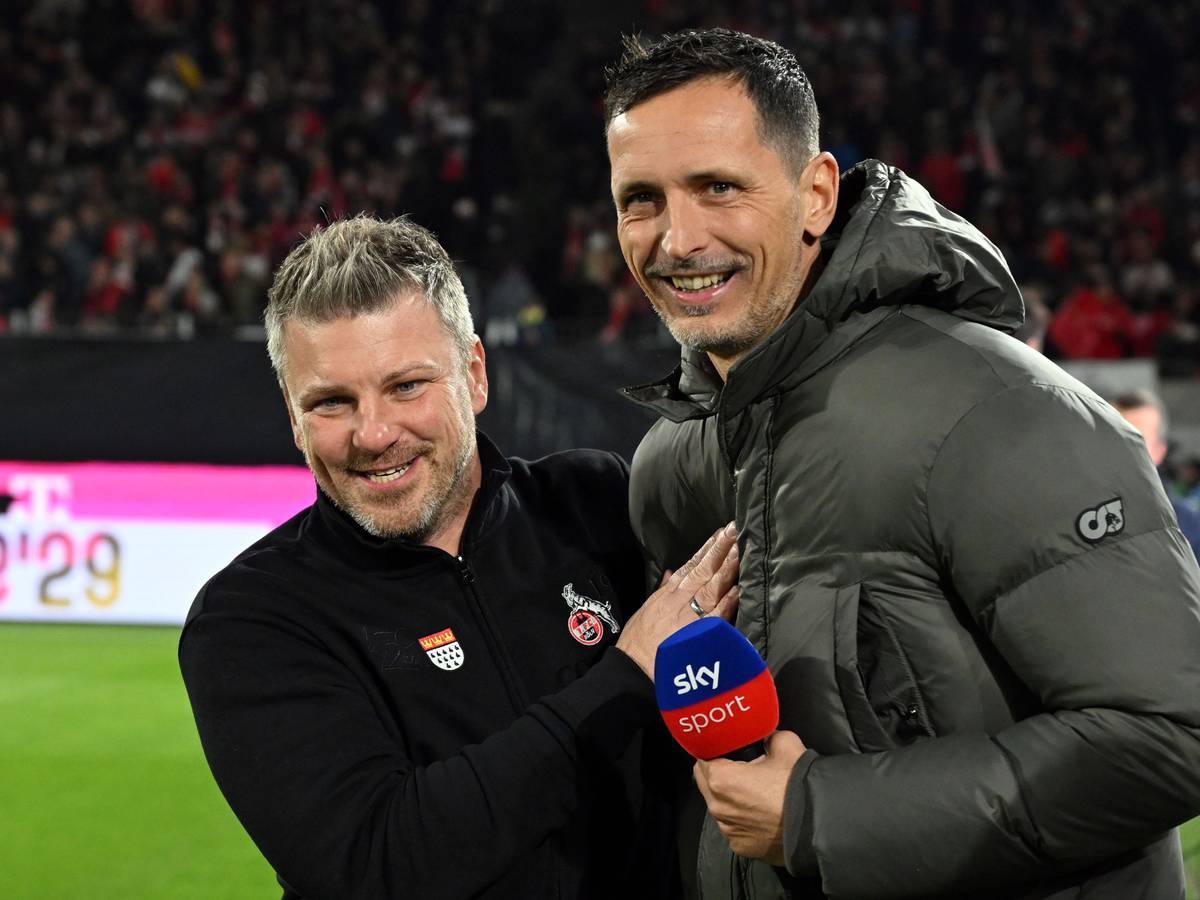 Lukas Kwasniok und Dino Toppmöller umarmen sich.