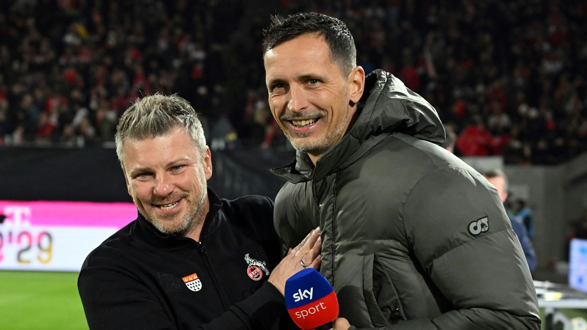 Lukas Kwasniok umarmt Dino Toppmöller vor dem Spiel des 1. FC Köln.