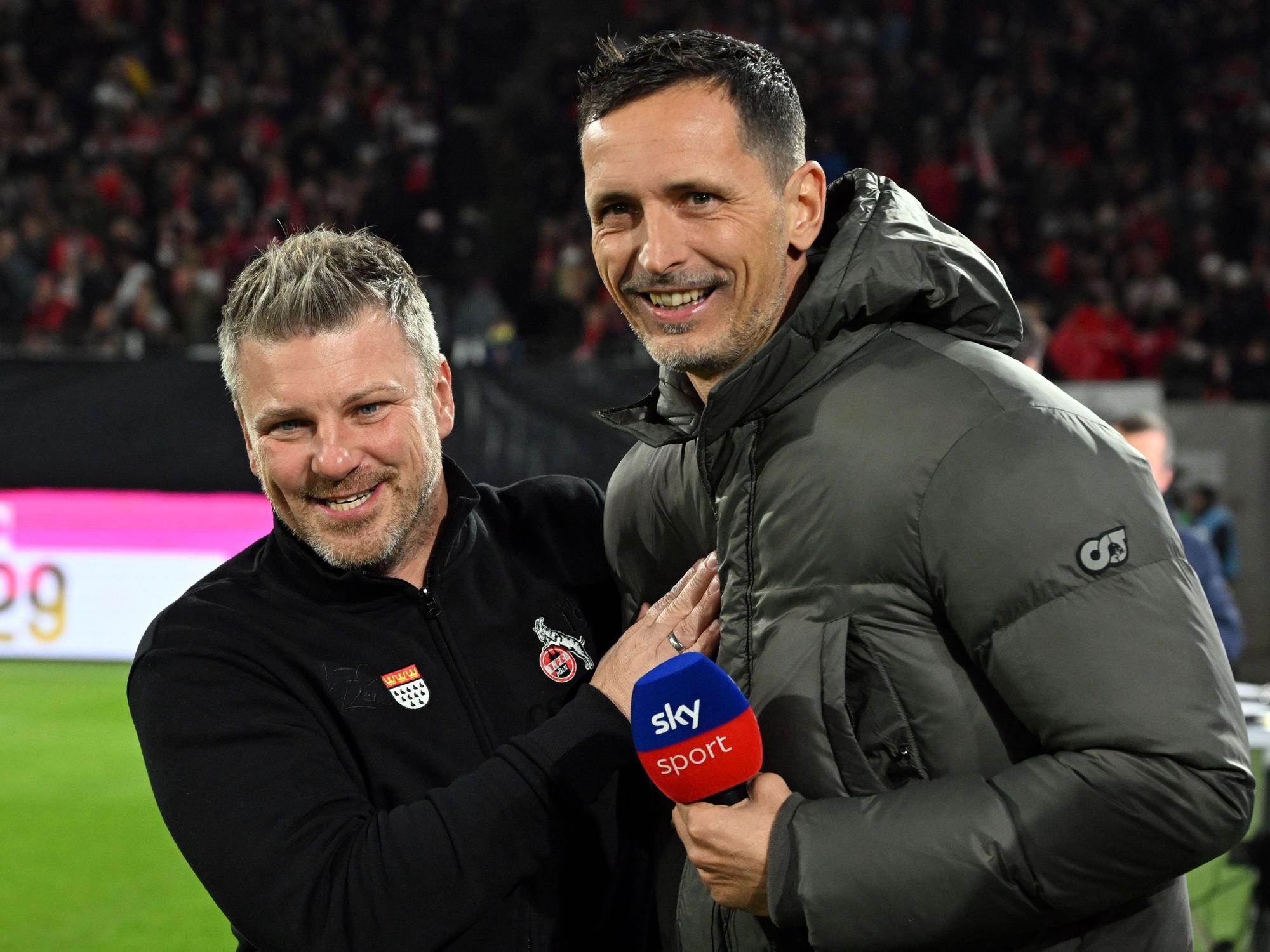 Lukas Kwasniok und Dino Toppmöller umarmen sich.