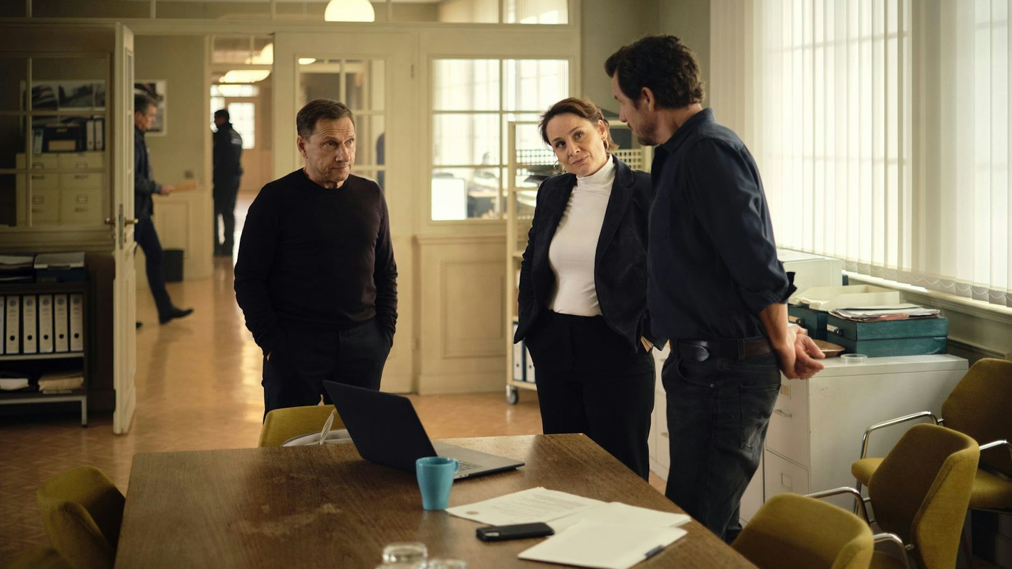 Sebastian Bootz (Felix Klare, rechts) und Thorsten Lannert (Richy Müller) bekommen eine neue Ermittlungs-Partnerin an die Seite gestellt. Elvira Möbius (Daniela Holtz) ist vom Stamme „kratzbürstige Schwäbin“. Bei dieser Figur sind die Grenzen zwischen gnadenlos ehrlich und penetrant unfreundlich eher fließend. (Bild: SWR/Benoît Linder)