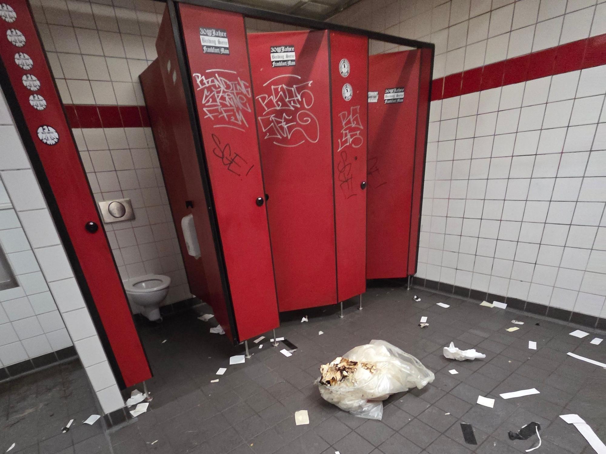 Bilder aus den Gästetoiletten im Rhein-Energie-Stadion nach dem Spiel des 1. FC Köln gegen Eintracht Frankfurt.
