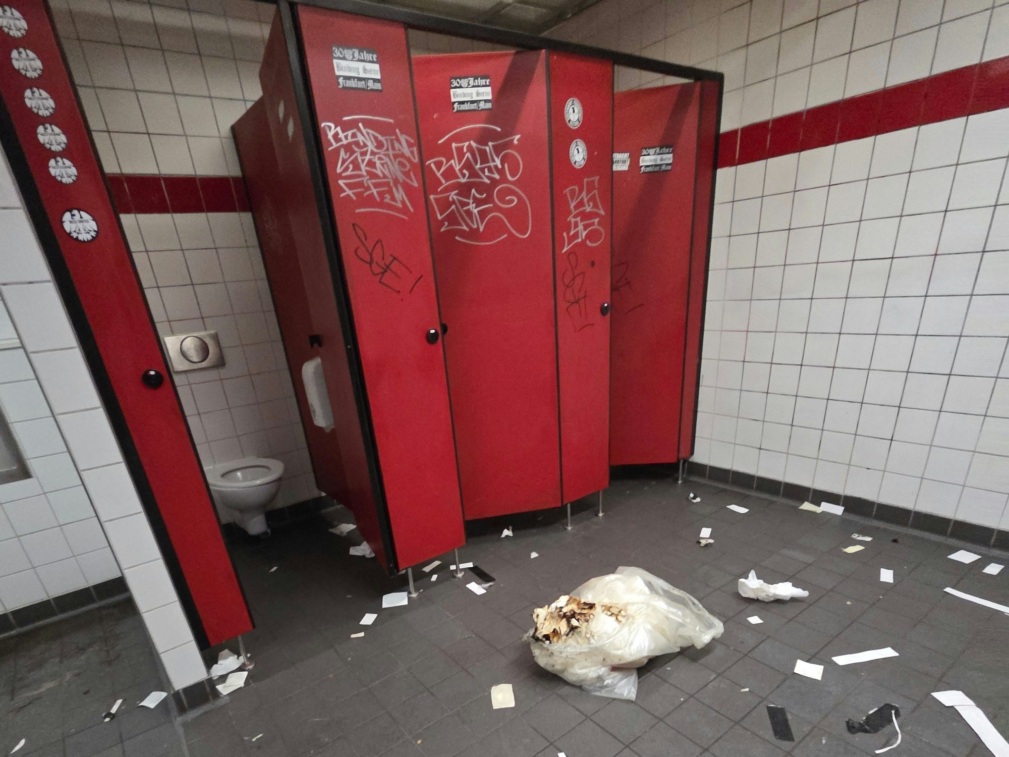 Bilder aus den Gästetoiletten im Rhein-Energie-Stadion nach dem Spiel des 1. FC Köln gegen Eintracht Frankfurt.