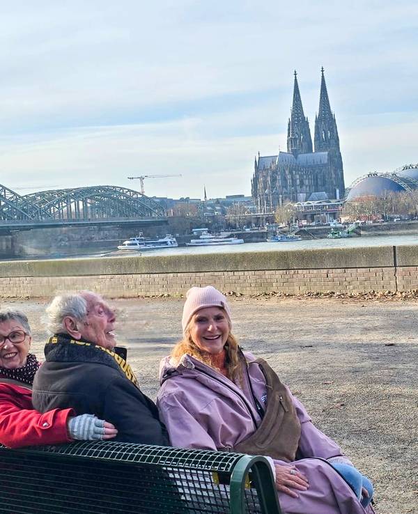 Ludwig Sebus sitzt mit seinen Töchtern Ulla, Monika und Jeannette auf seiner Bank.