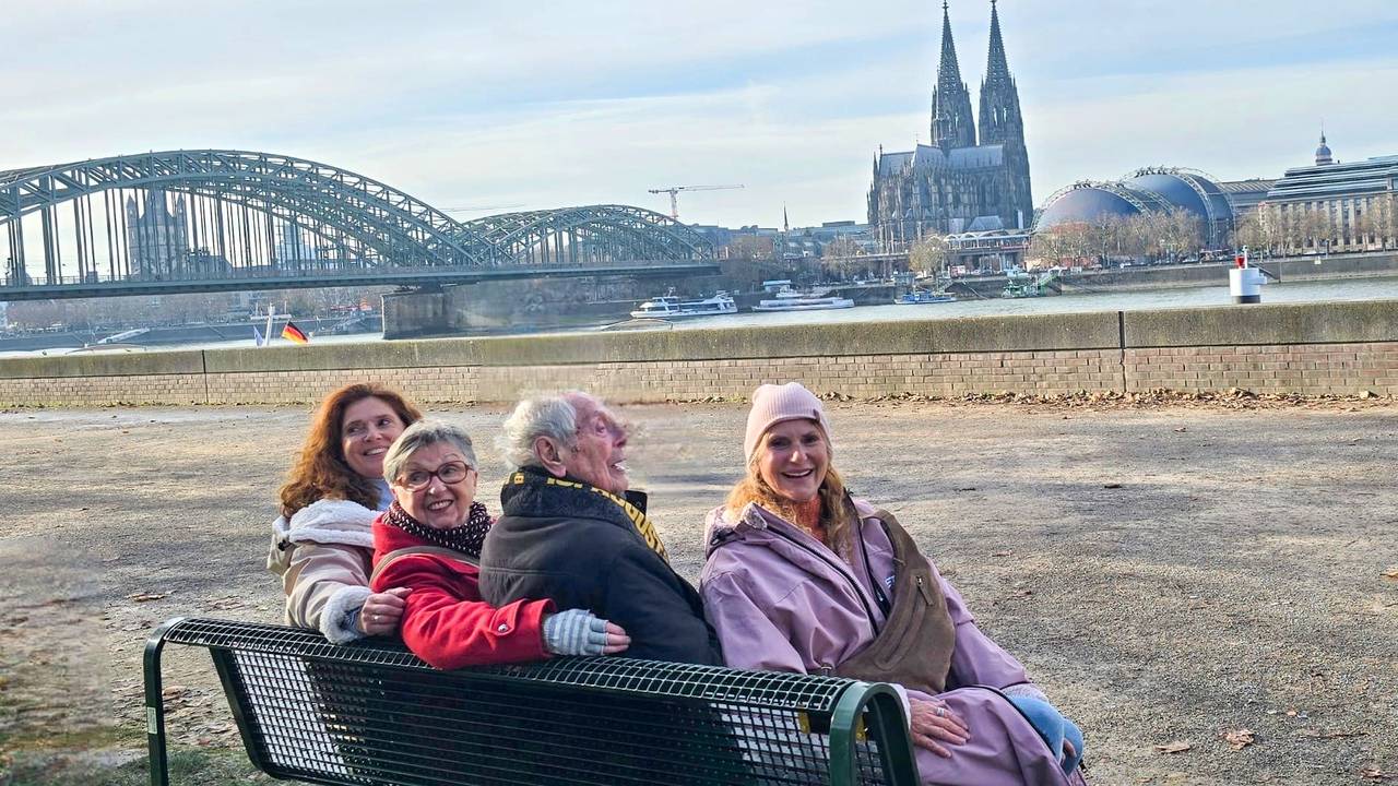 Ludwig Sebus sitzt mit seinen Töchtern Ulla, Monika und Jeannette auf seiner Bank.