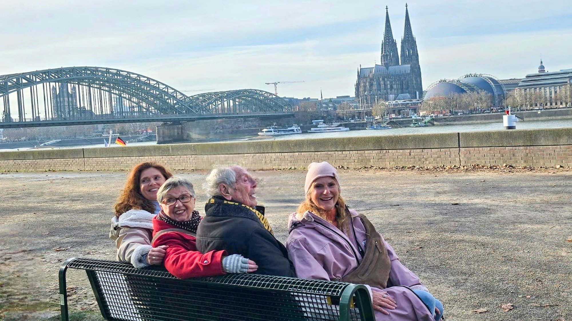 Ludwig Sebus sitzt mit seinen Töchtern Ulla, Monika und Jeannette auf seiner Bank.