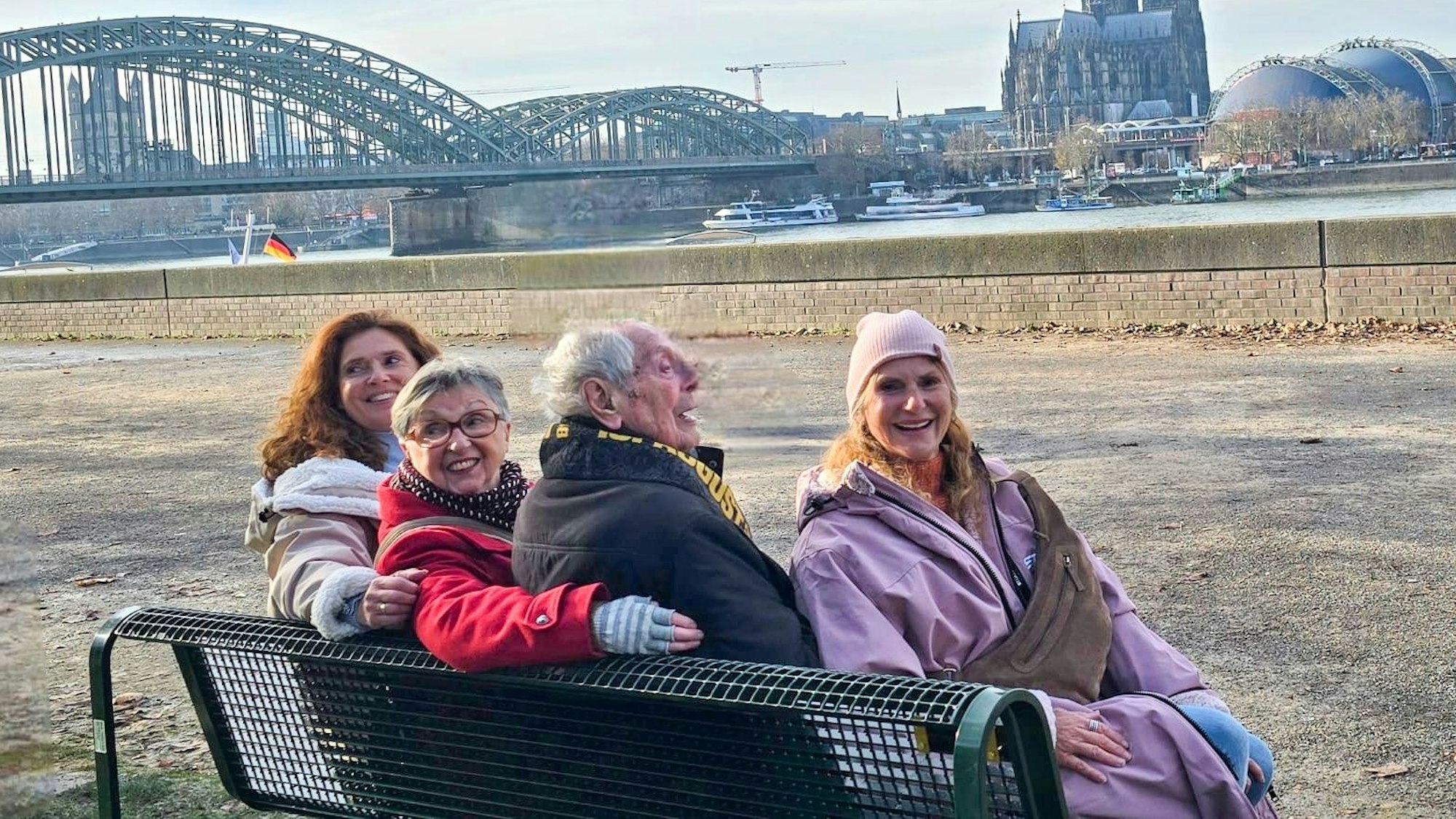 Ludwig Sebus sitzt mit seinen Töchtern Ulla, Monika und Jeannette auf seiner Bank.