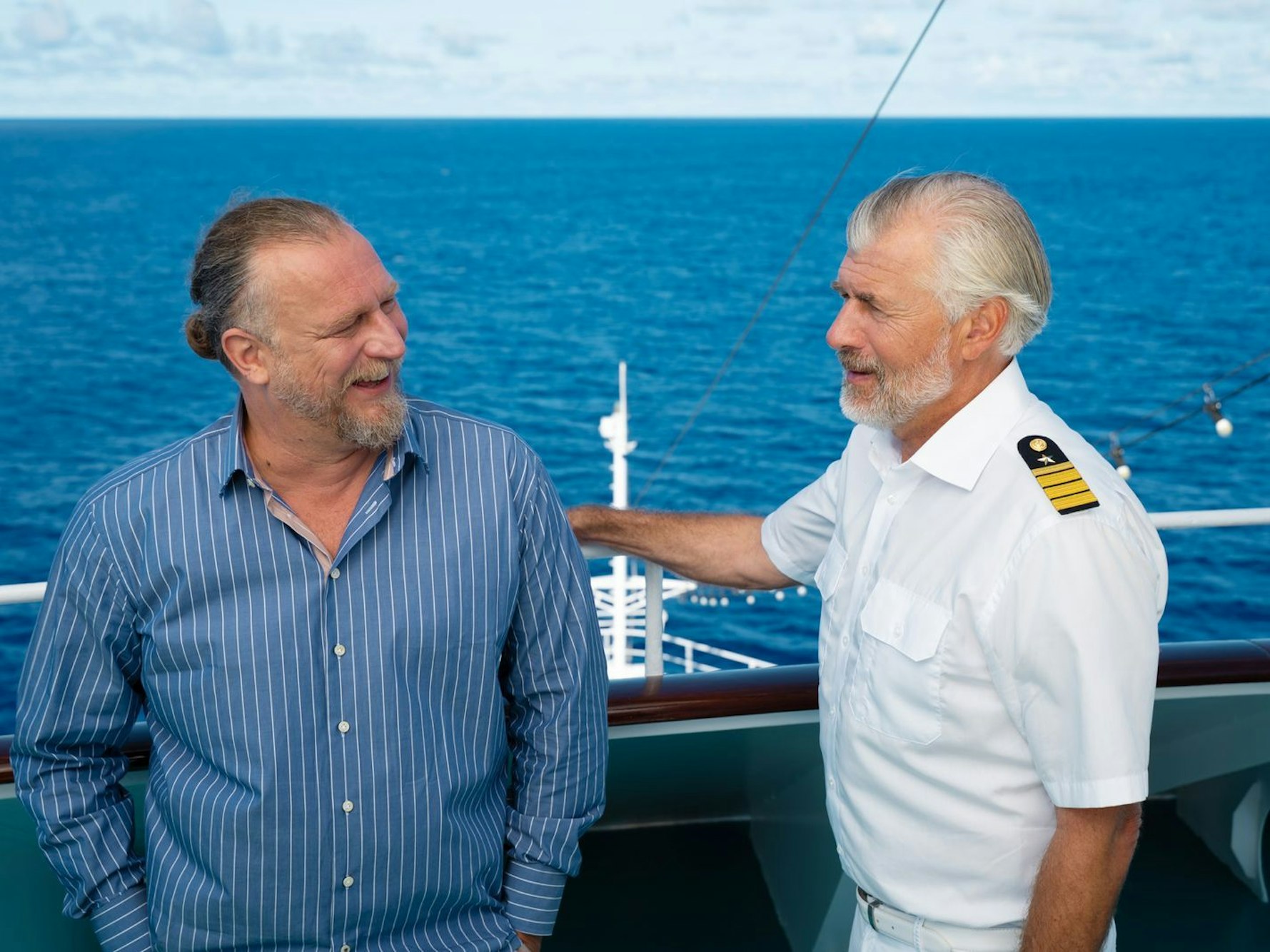 Staff-Kapitän Martin Grimm (Daniel Morgenroth, rechts) und der Passagier Erik Milewski (Matthias Komm) freunden sich an. Sie beide haben etwas gemeinsam: Sie sind trockene Alkoholiker und haben dadurch vieles in ihrem Privatleben zerstört. So leidet Erik darunter, dass sein Sohn nichts mit ihm zu tun haben möchte. Grimm macht ihm Mut. (Bild: ZDF/Dirk Bartling)