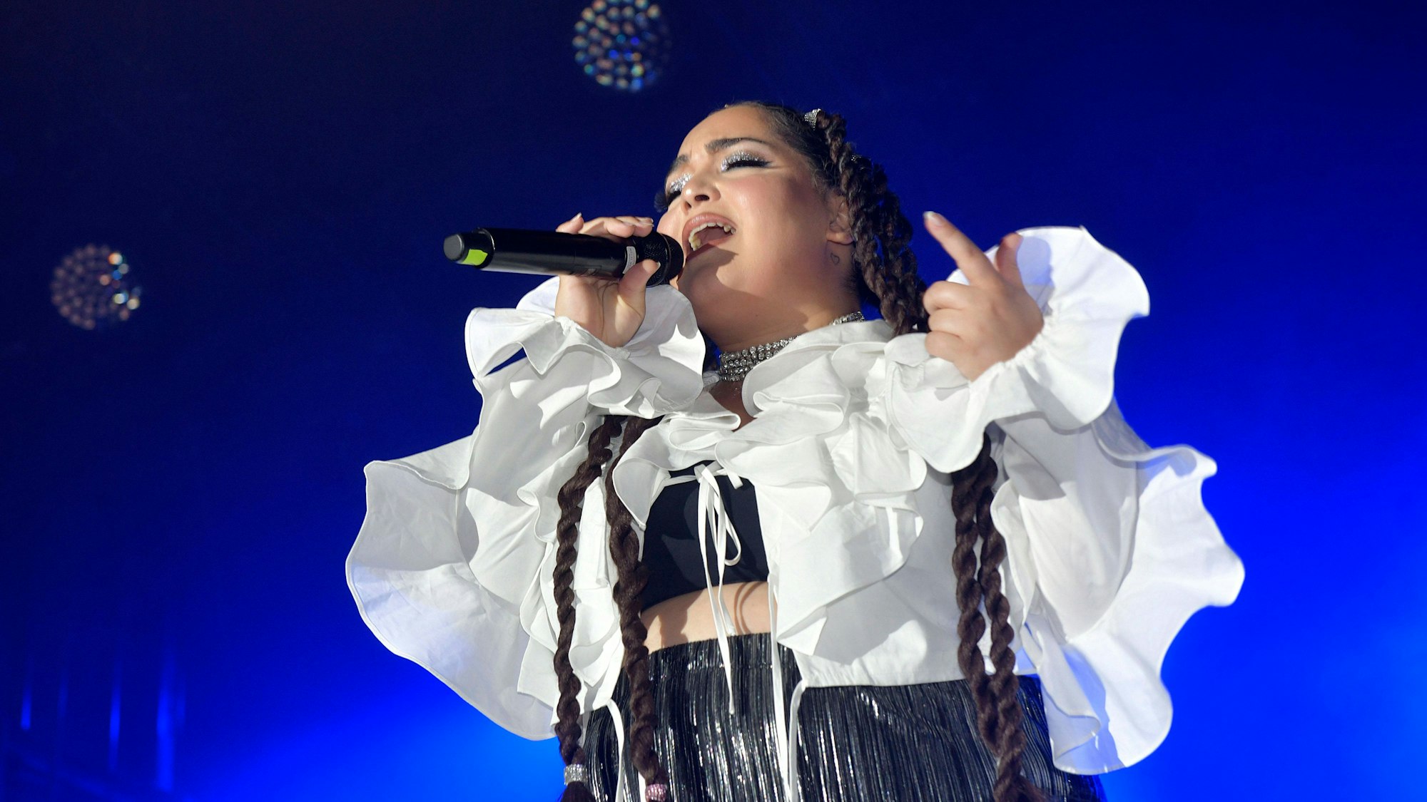 Bahar Kizil singt am 26. Juli 2025 bei der CSD-Abschlusskundgebung in Berlin.