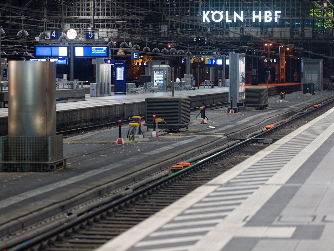 Nur wenige Menschen befinden sich im Kölner Hauptbahnhof.