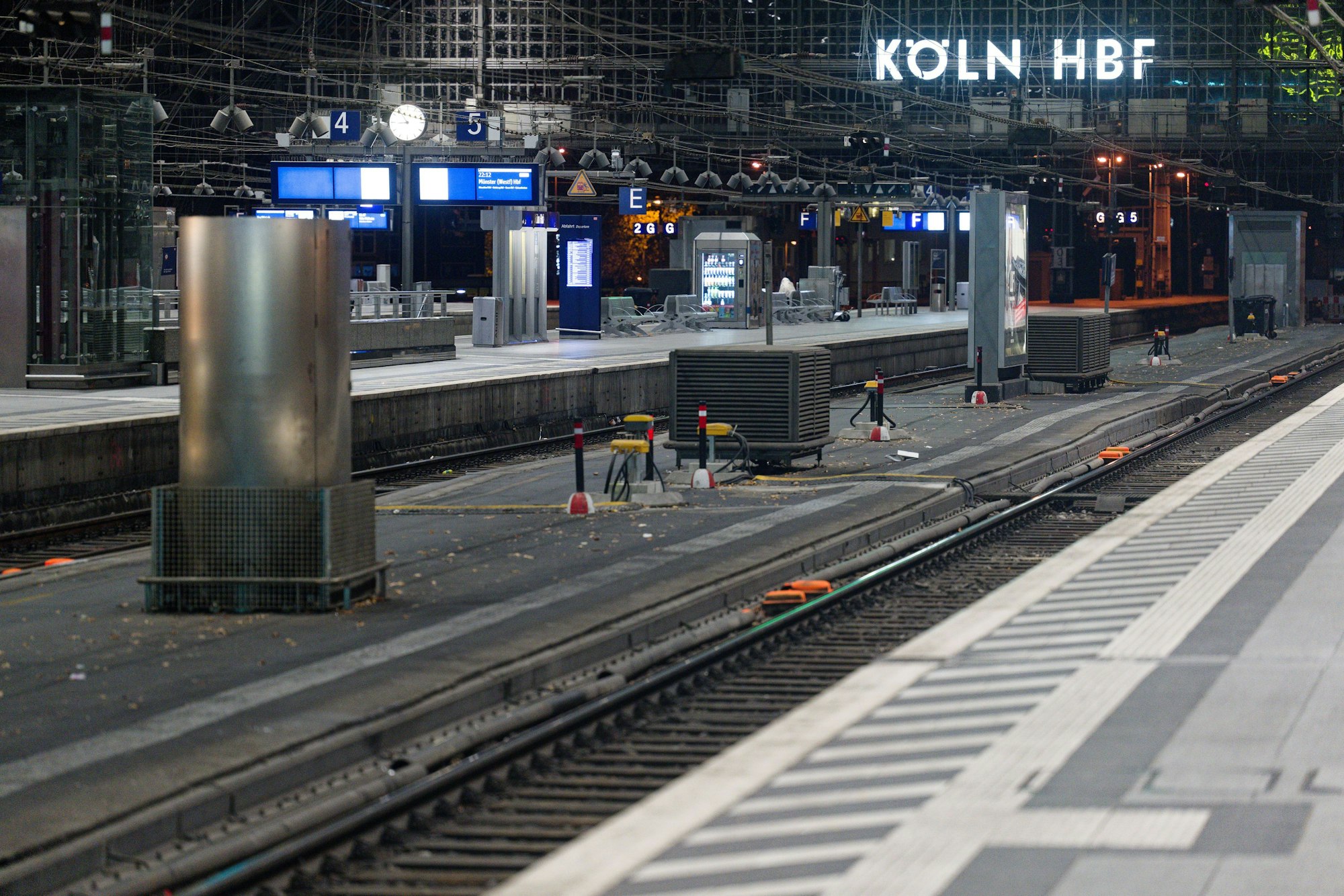 Nur wenige Menschen befinden sich im Kölner Hauptbahnhof.