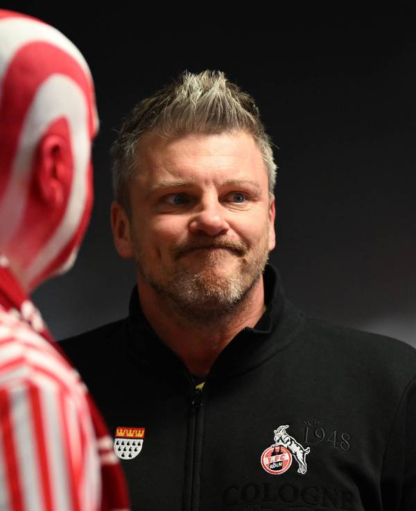 Rut und Wiess im Kopp – Lukas Kwasniok nach der bitteren 3:4-Niederlage des 1. FC Köln mit zwei Fans.