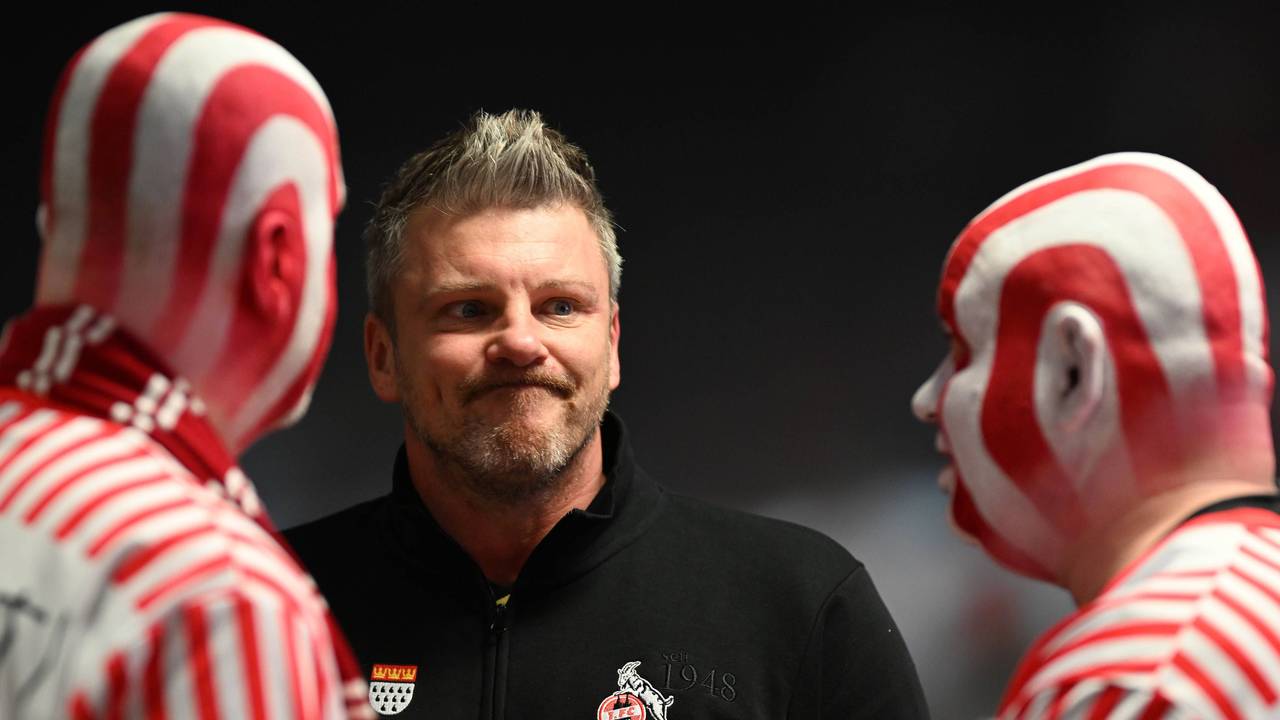 Rut und Wiess im Kopp – Lukas Kwasniok nach der bitteren 3:4-Niederlage des 1. FC Köln mit zwei Fans.