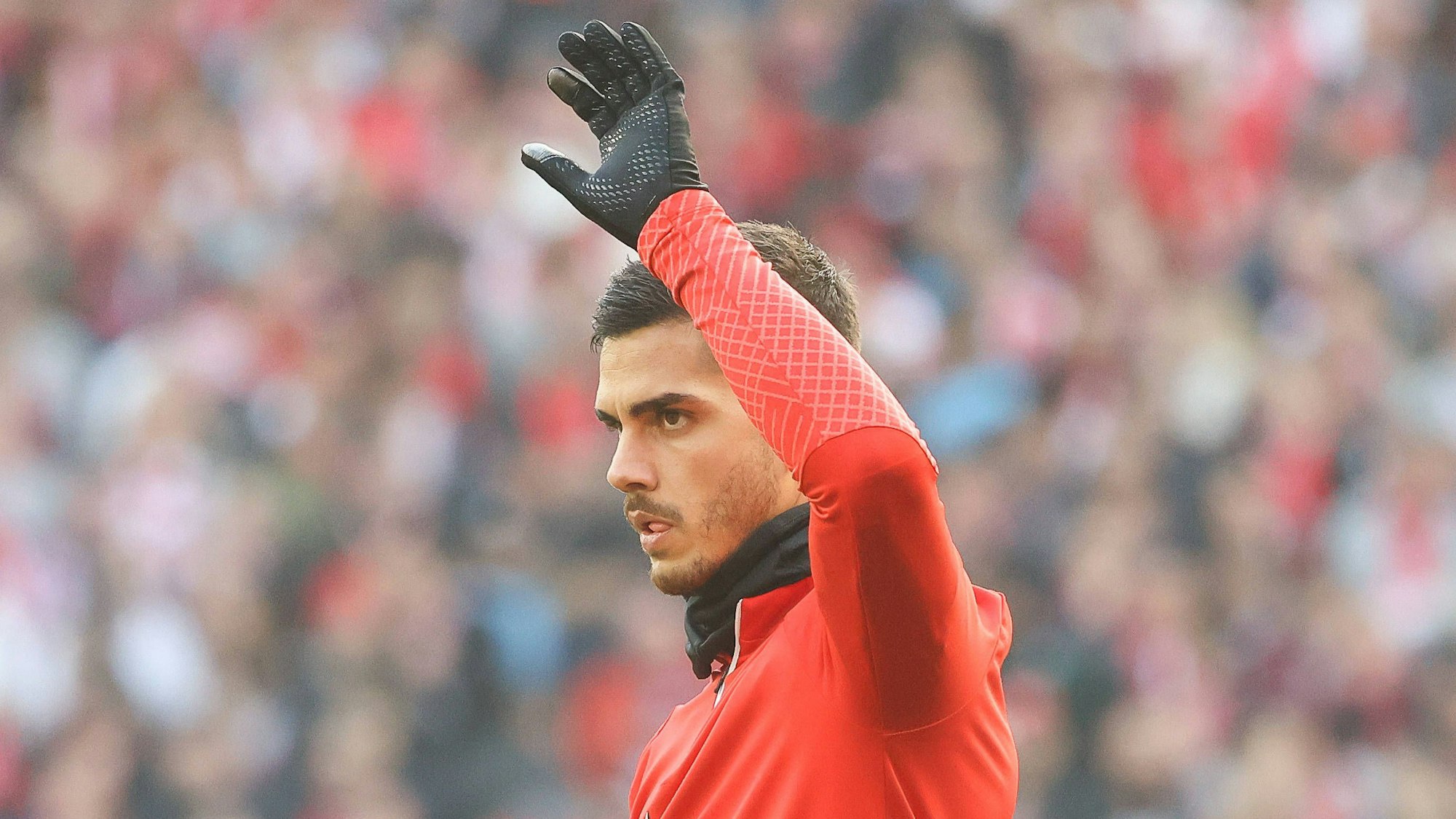 Andre Silva wärmt sich vor einem Spiel von RB Leipzig auf.