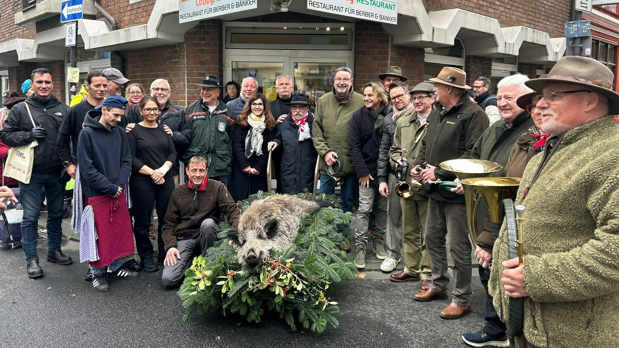 Wildschwein-Übergabe der Höhner an das Lobby-Restaurant.