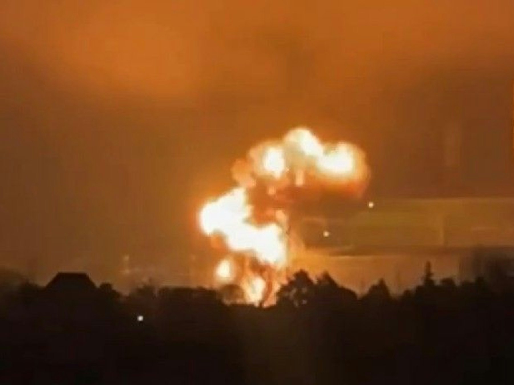 Aufnahmen zeigen Explosionen und Feuer am Wärmekraftwerk Schatura in Russland.