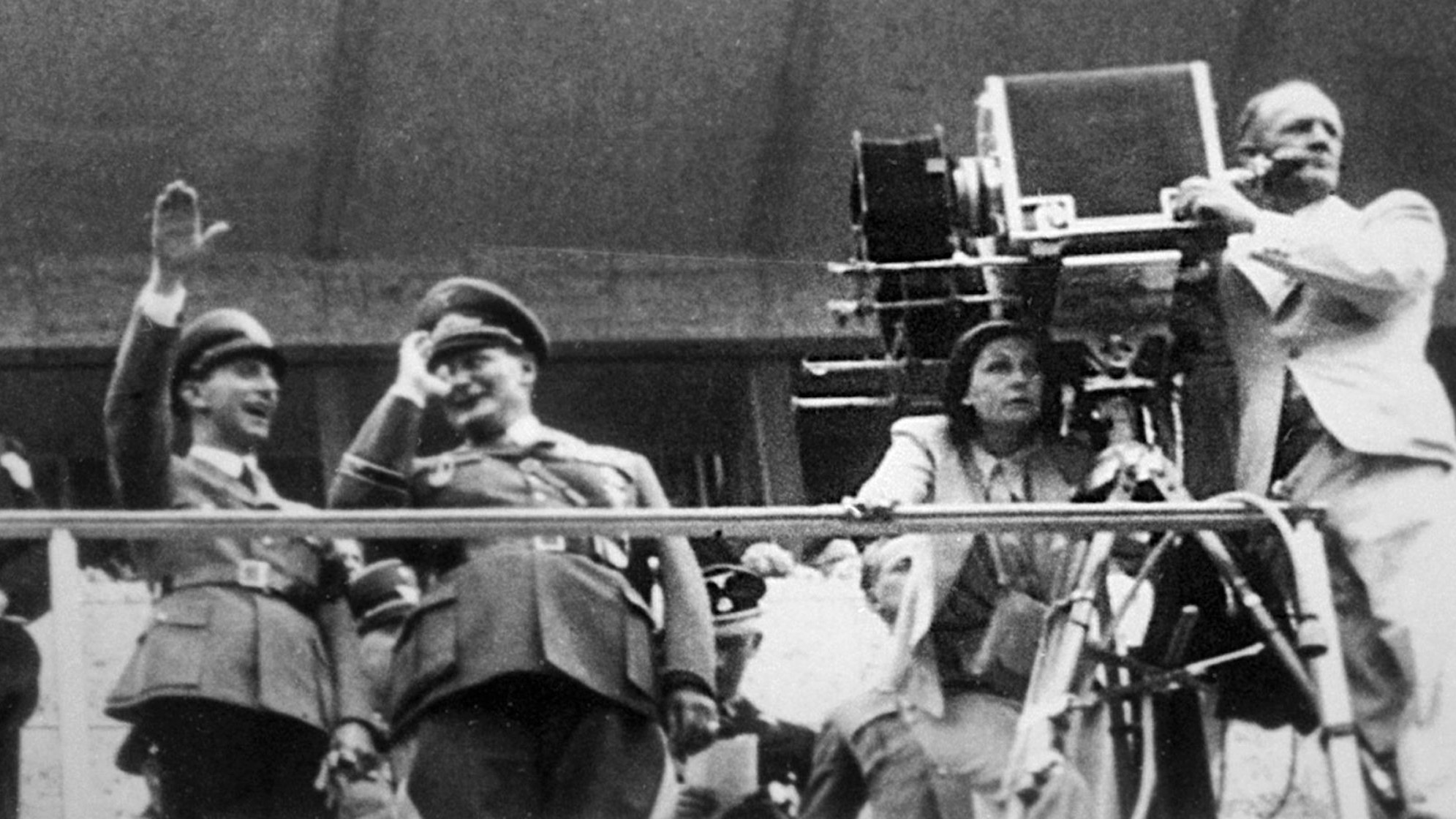 Auf diesem Bild aus Leni Riefenstahls Nachlass ist die Künstlerin (bei der Kamera) während der Dreharbeiten von „Olympia“ (1936) mit Joseph Goebbels und Hermann Göring auf einer Tribüne zu sehen. (Bild: WDR/Vincent Productions)