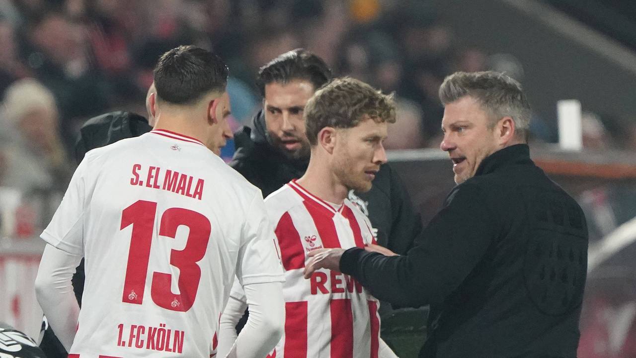 Lukas Kwasniok gibt Kainz und El Mala Anweisungen.