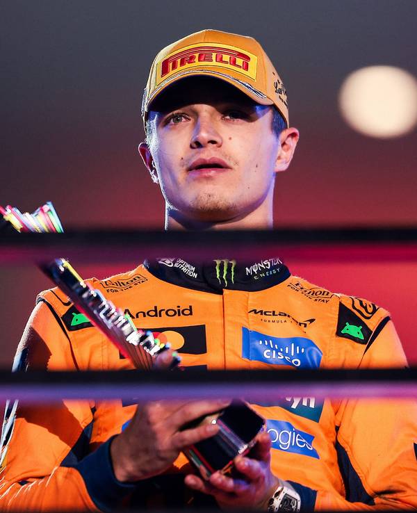 Lando Norris mit einer Trophäe in der Hand.