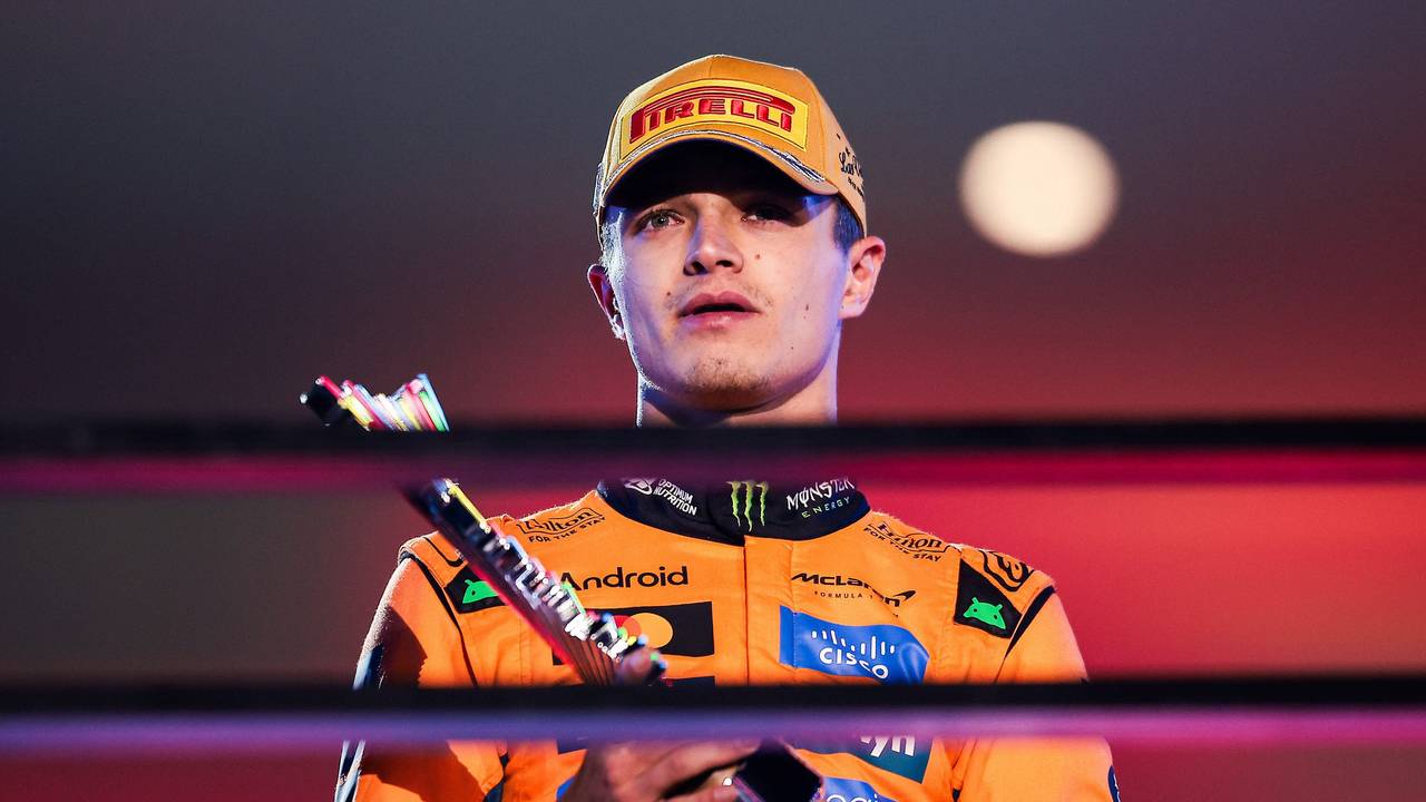 Lando Norris mit einer Trophäe in der Hand.