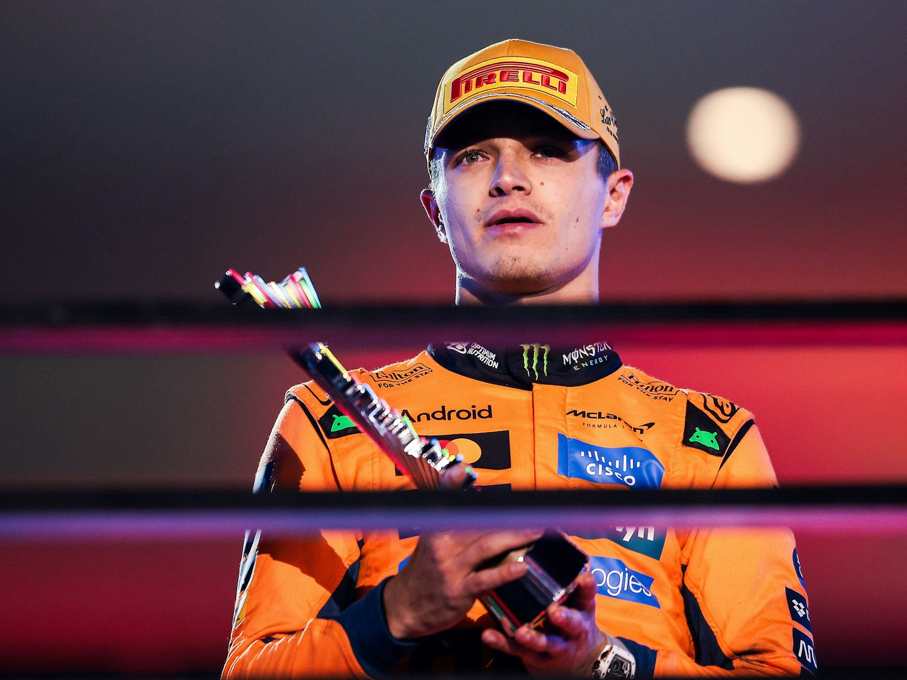 Lando Norris mit einer Trophäe in der Hand.