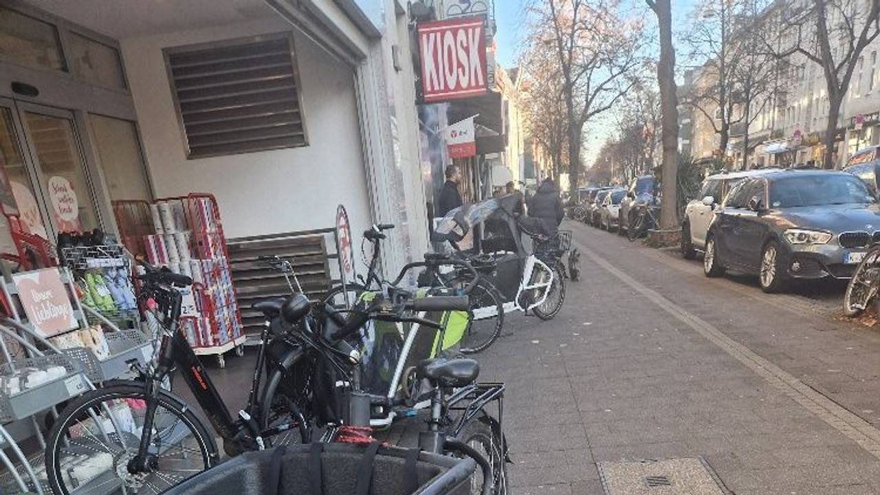 Lastenfahrräder stehen auf einem Bürgersteig.
